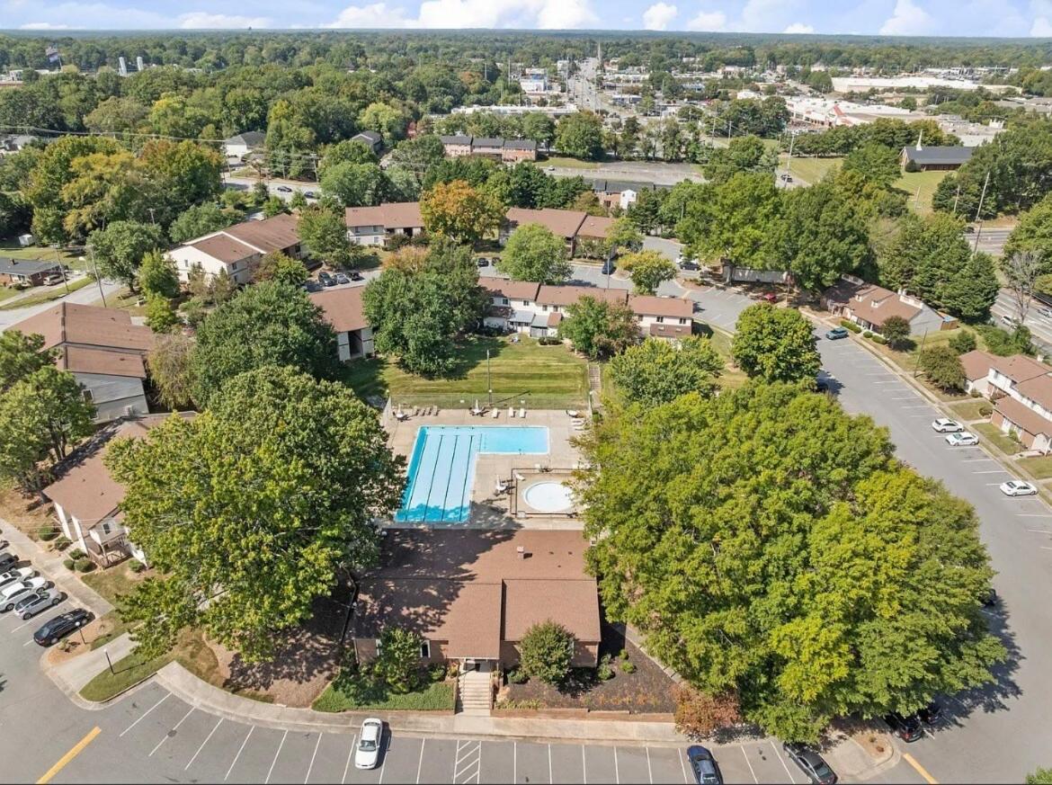Modern 3BR 2 bathroom Near High Point University & Market Sleeps 6