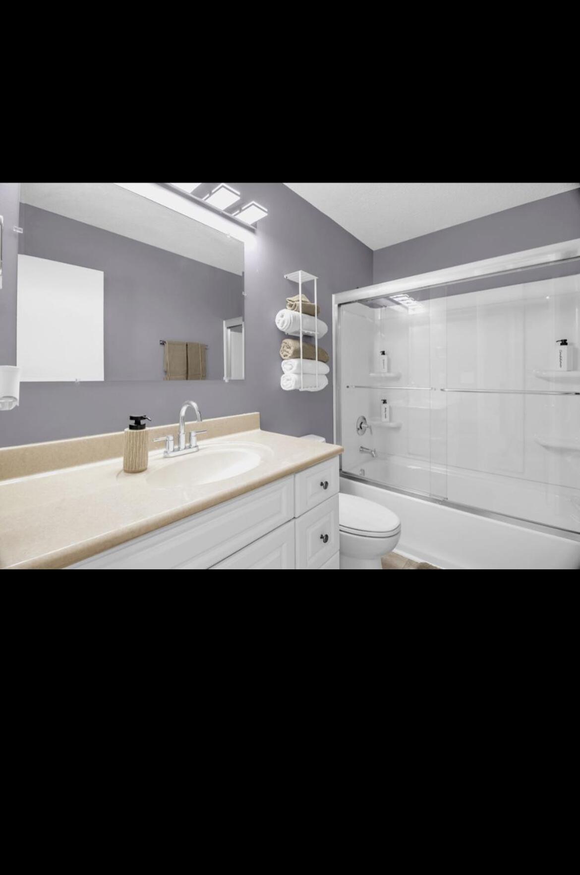 Modern 3BR 2 bathroom Near High Point University & Market Sleeps 6
