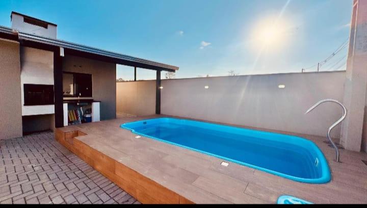 aconchegante com piscina e churrasqueira, pertinho da praia