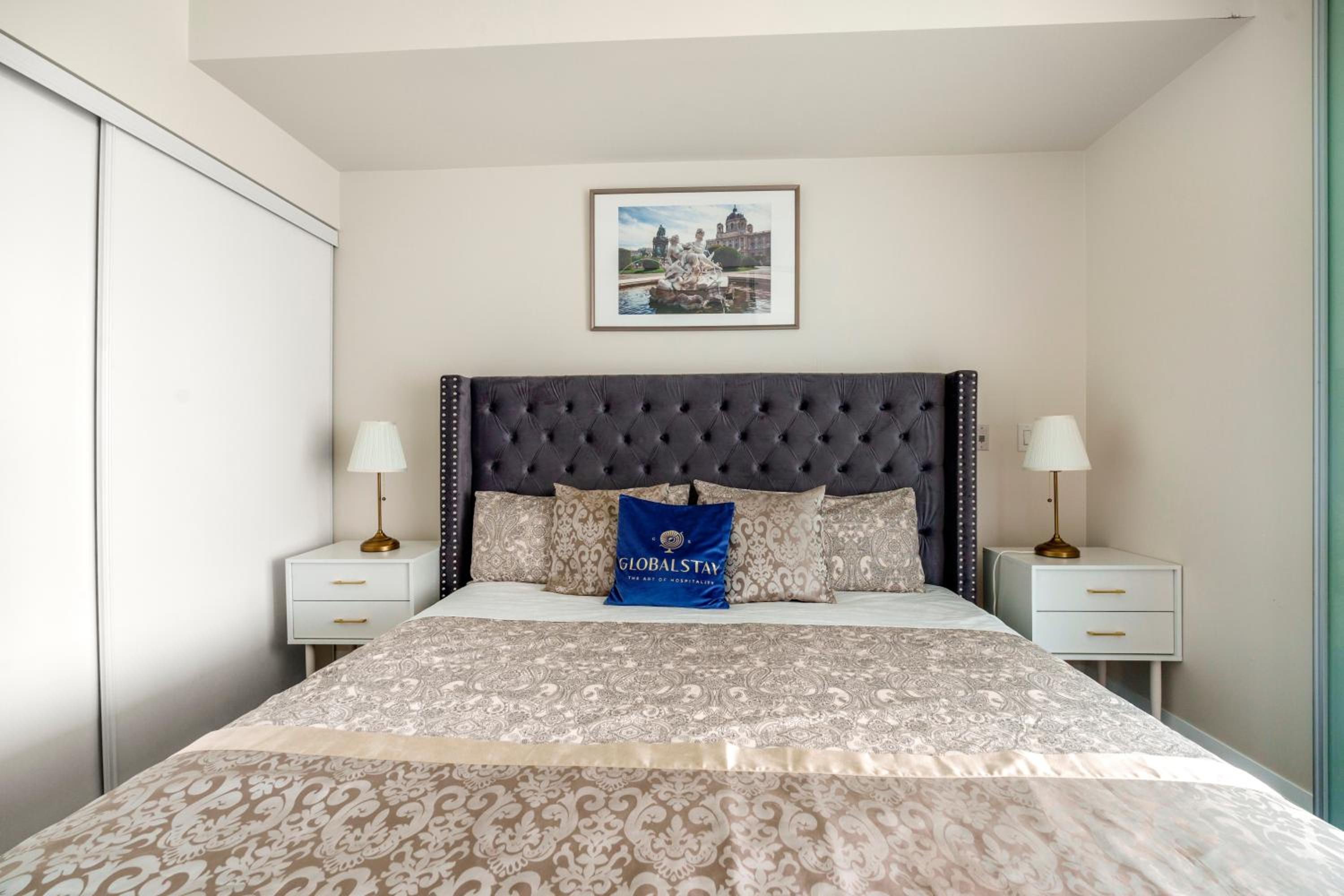 High Floor 1 Bedroom plus Den Condo Apartment City View North York Toronto