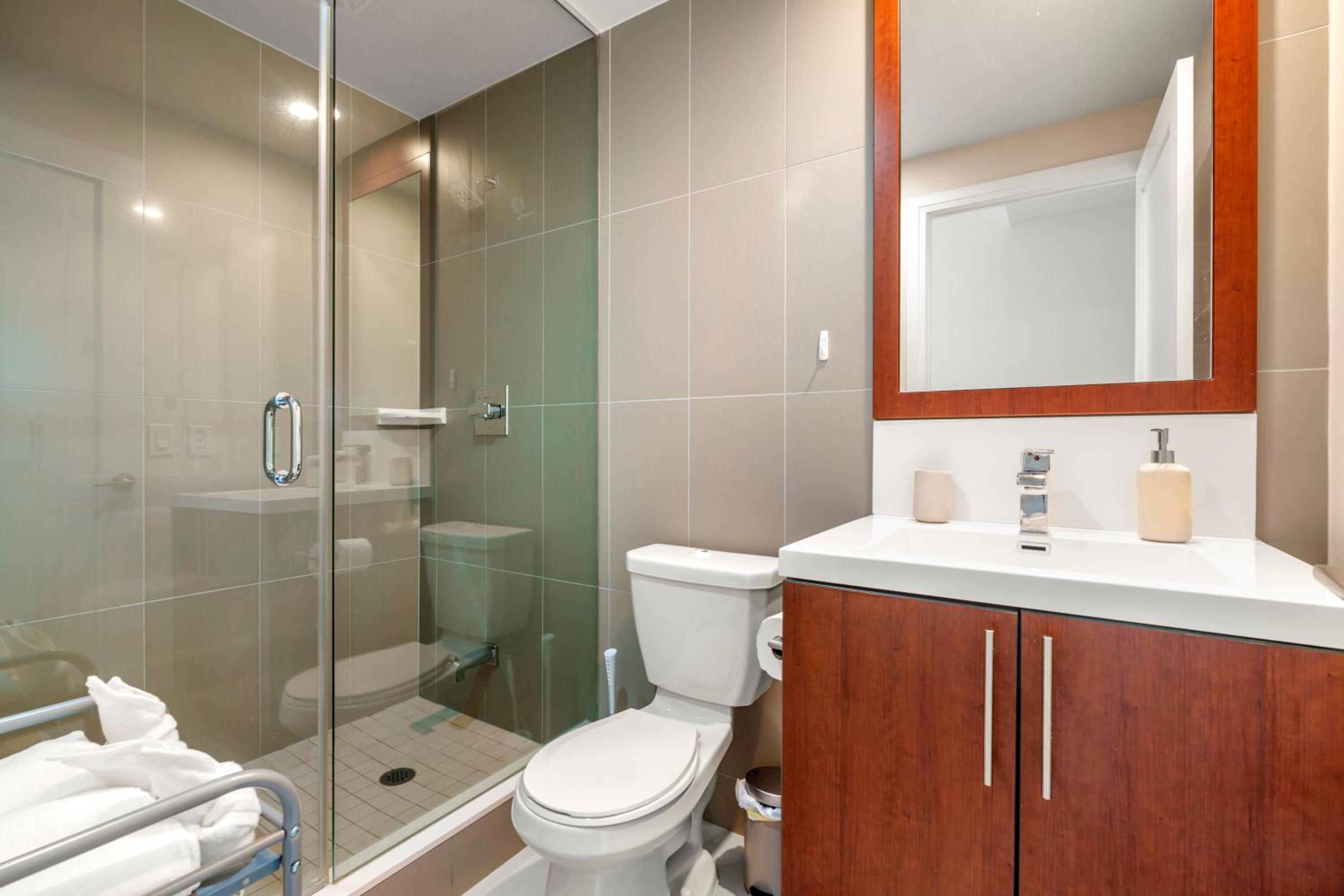 High Floor 1 Bedroom plus Den Condo Apartment City View North York Toronto