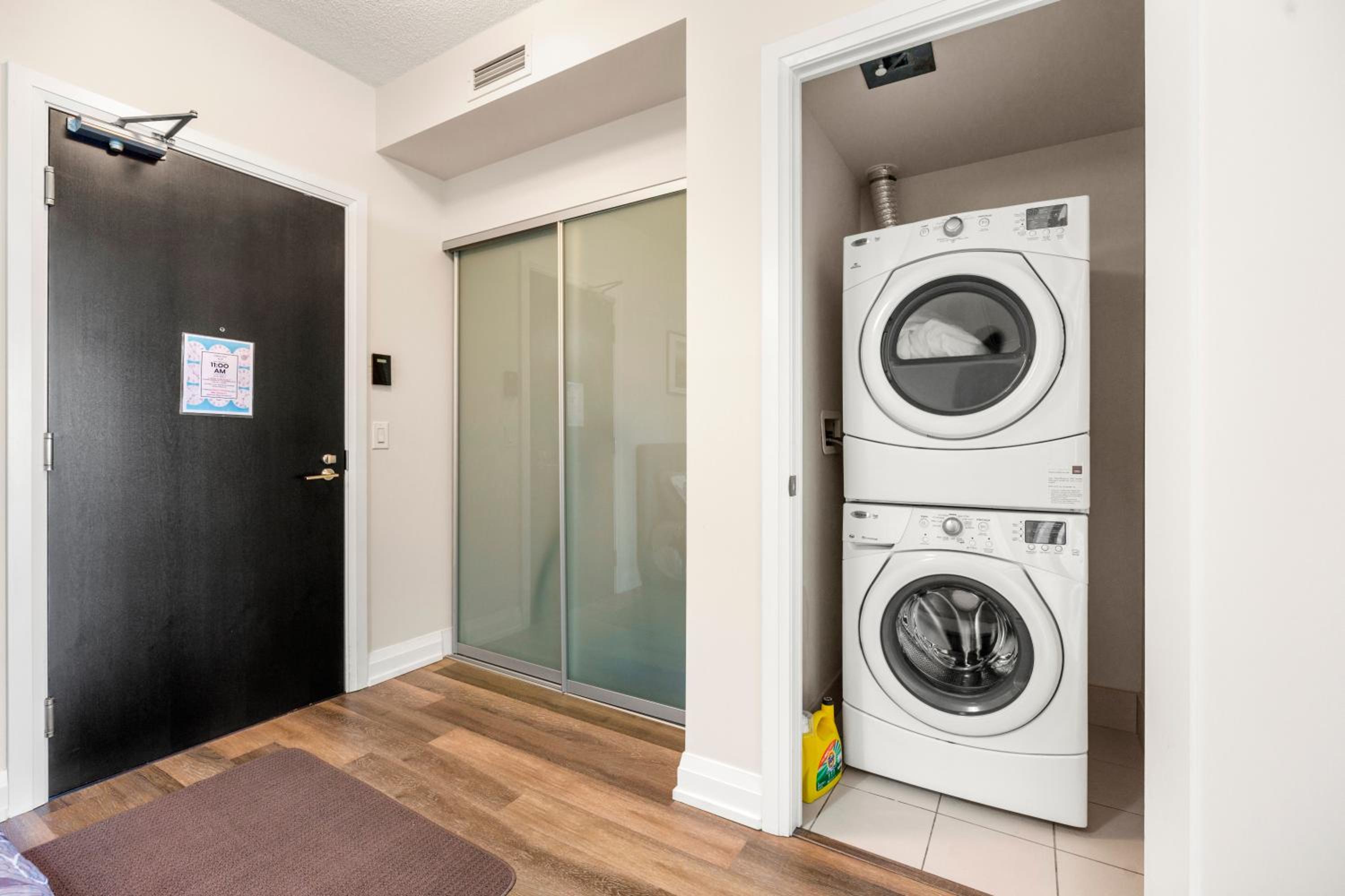 High Floor 1 Bedroom plus Den Condo Apartment City View North York Toronto