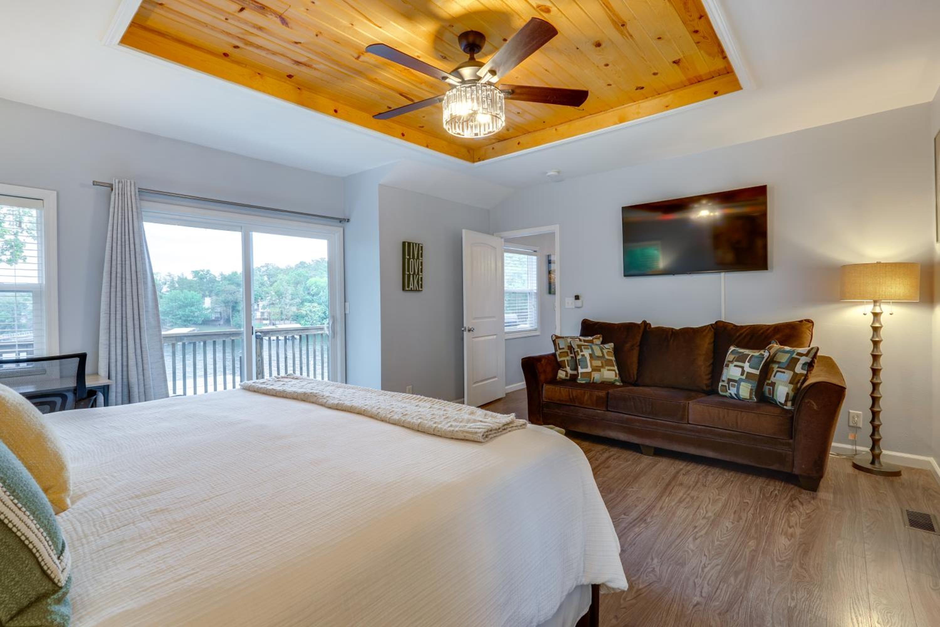 Families Welcome! Lake Ozark Getaway with Boat Slip