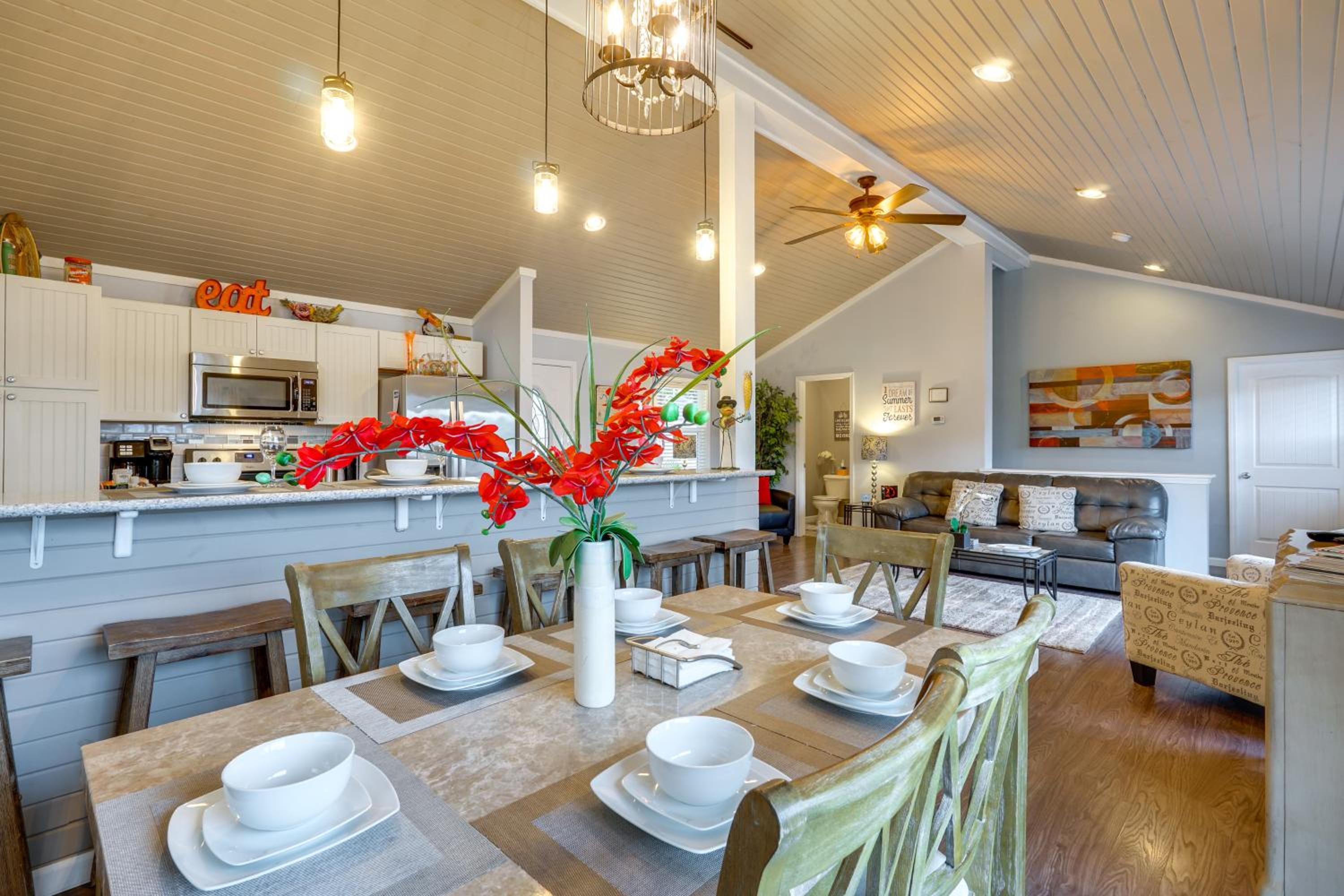 Families Welcome! Lake Ozark Getaway with Boat Slip