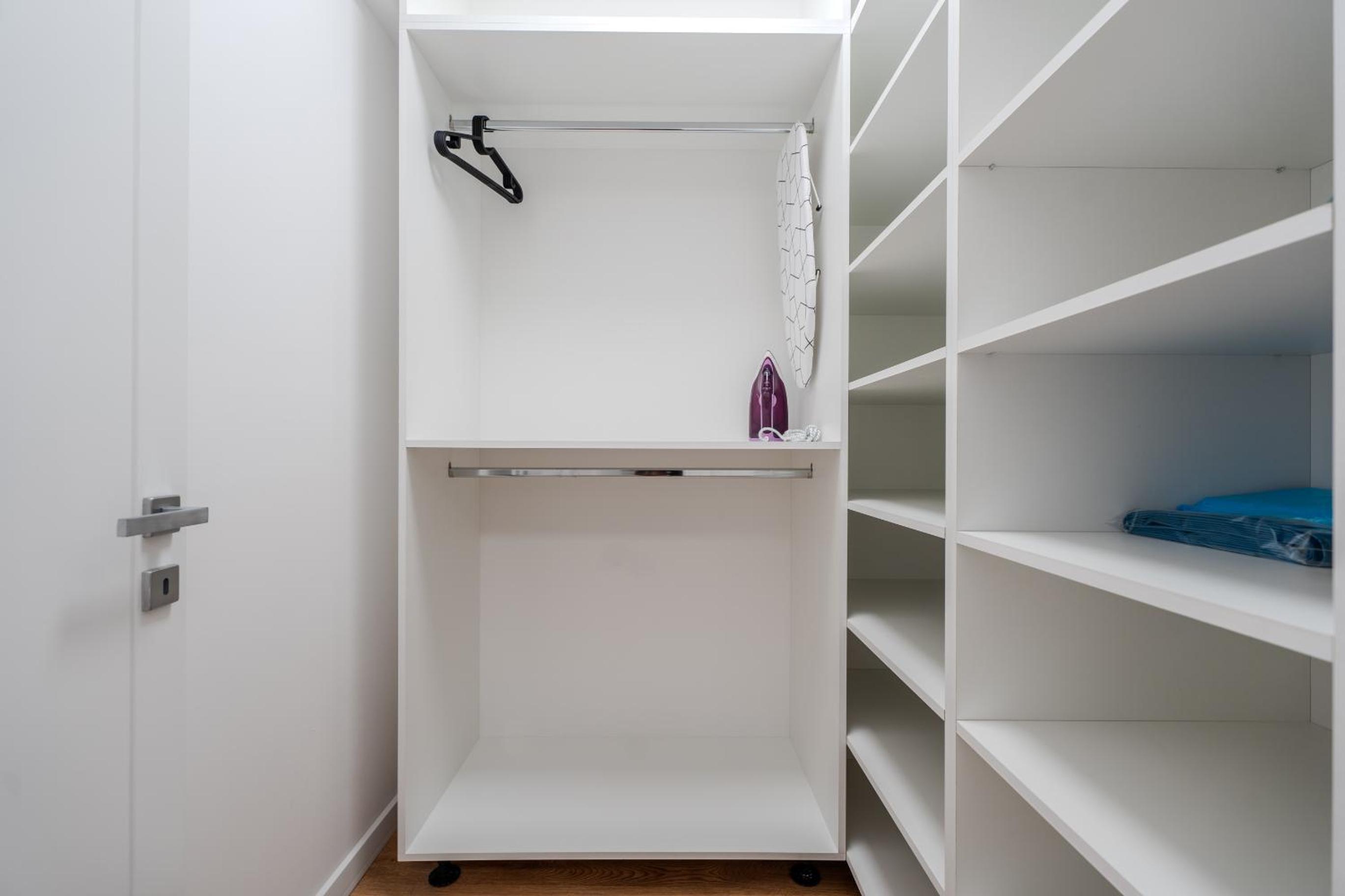 The Minimalist Retreat by Blvd 44B8 - Contemporary, Comfortable Stay