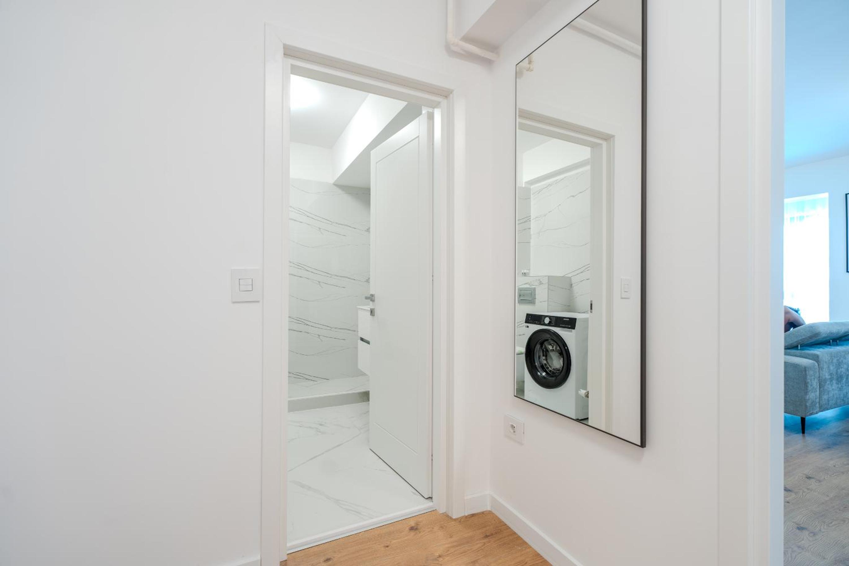 The Minimalist Retreat by Blvd 44B8 - Contemporary, Comfortable Stay