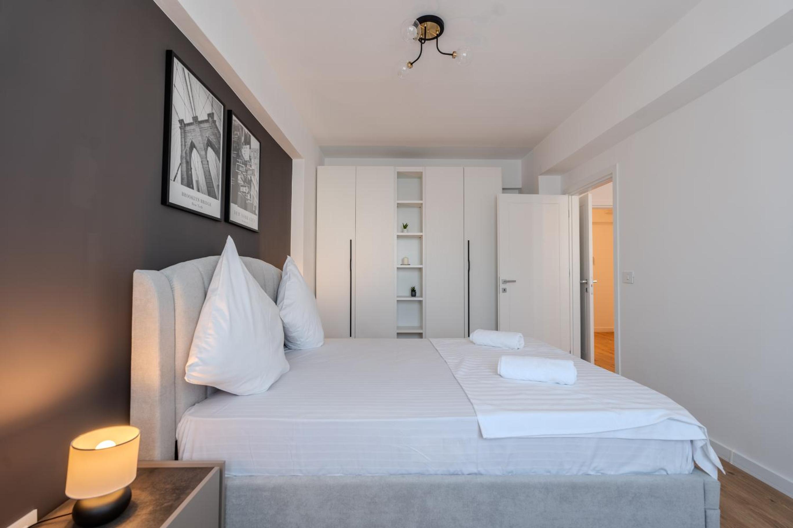 The Minimalist Retreat by Blvd 44B8 - Contemporary, Comfortable Stay