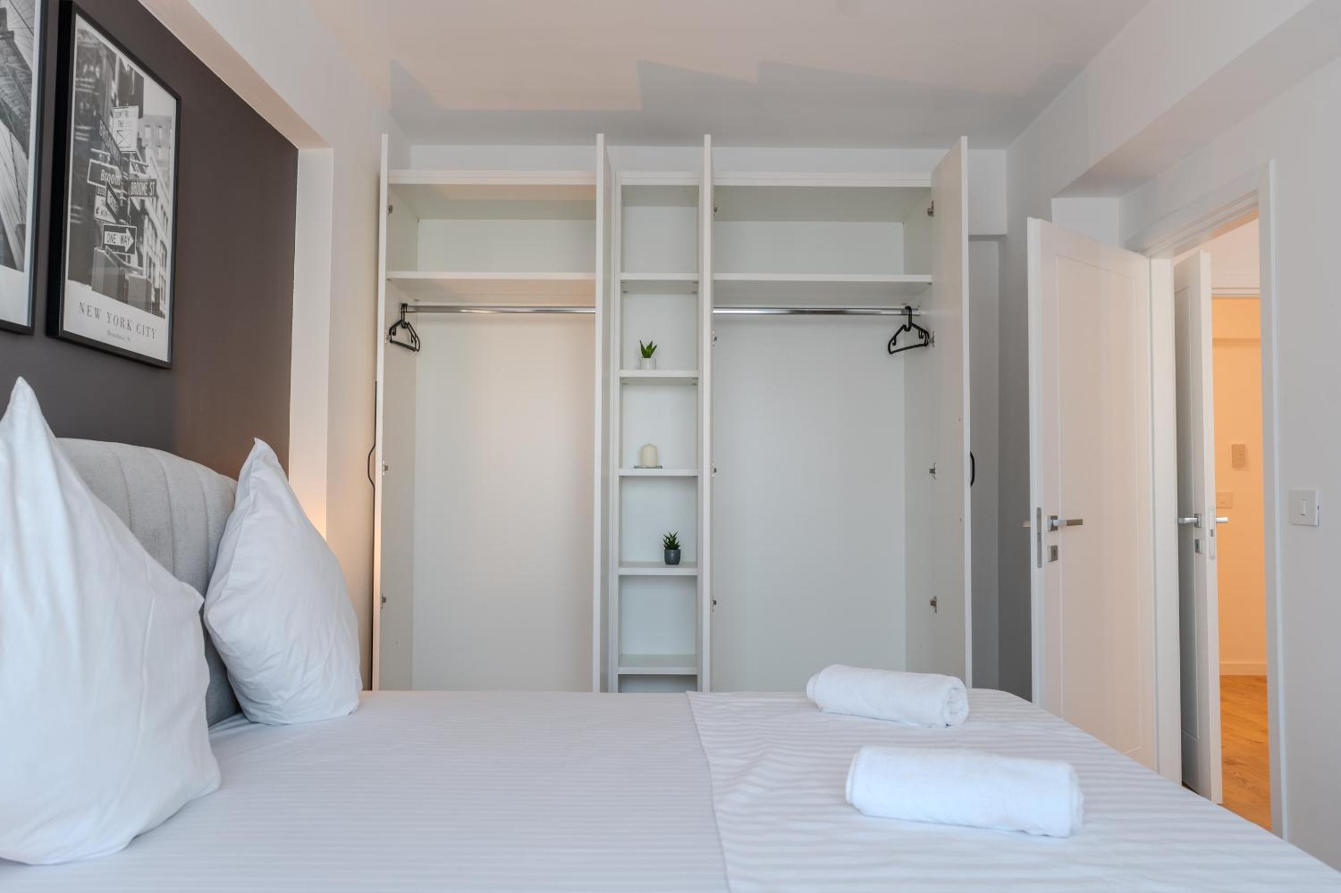 The Minimalist Retreat by Blvd 44B8 - Contemporary, Comfortable Stay