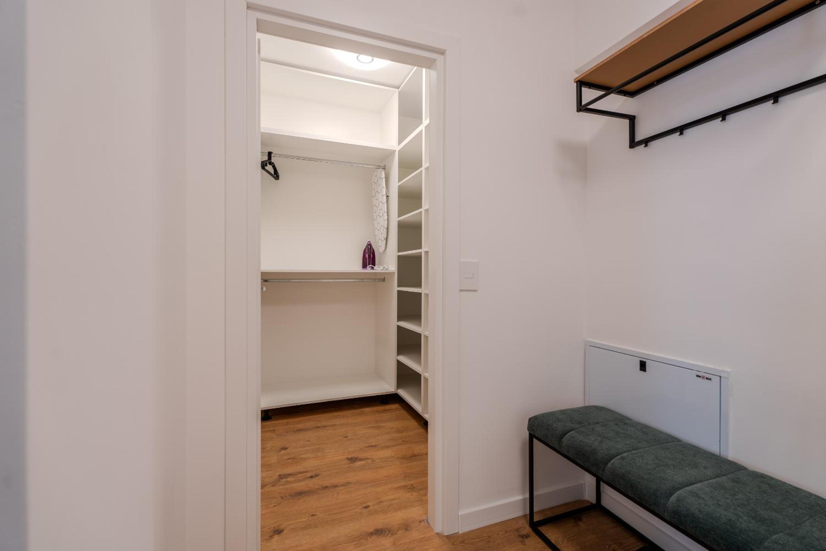 The Minimalist Retreat by Blvd 44B8 - Contemporary, Comfortable Stay