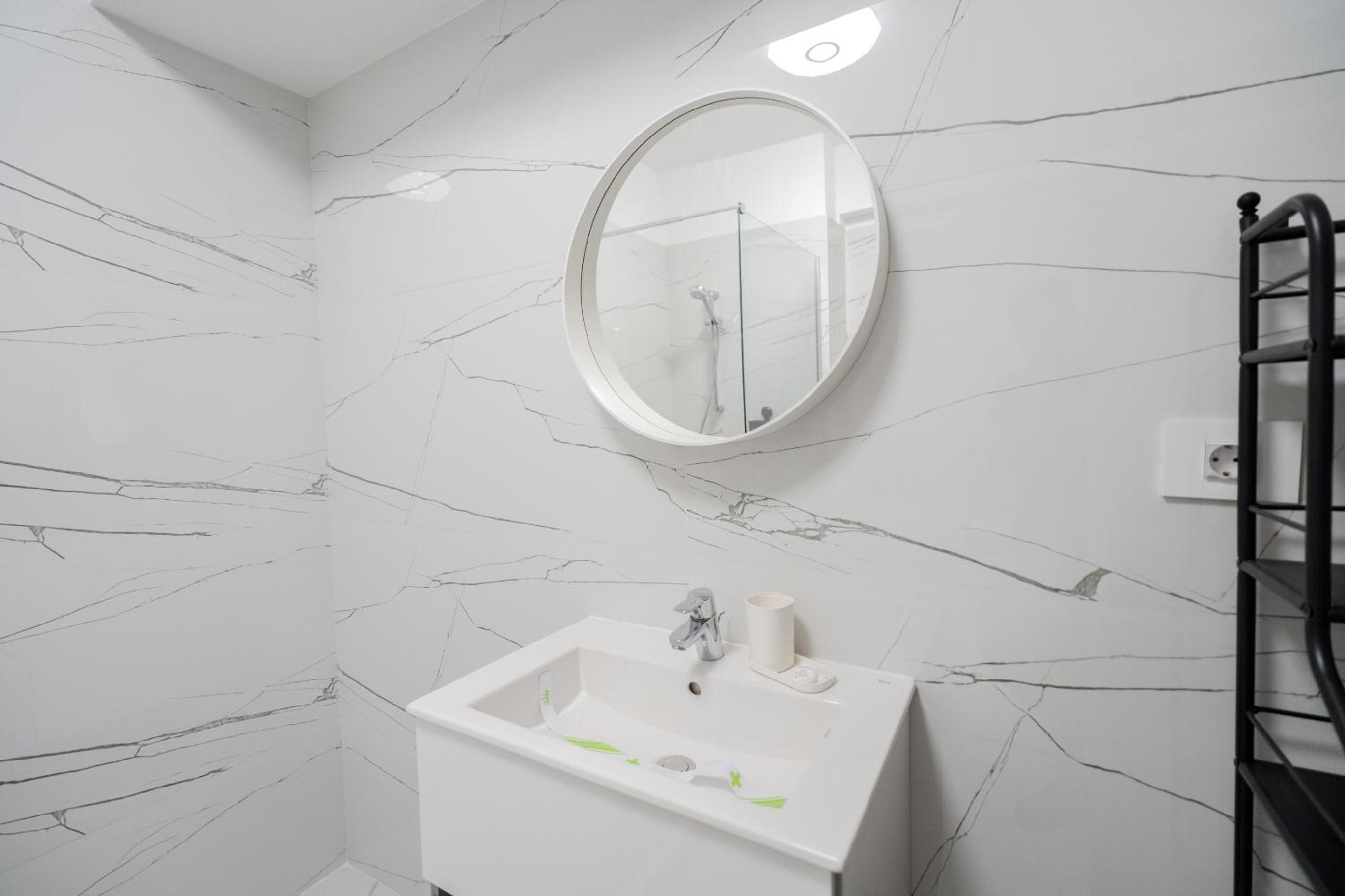 The Minimalist Retreat by Blvd 44B8 - Contemporary, Comfortable Stay