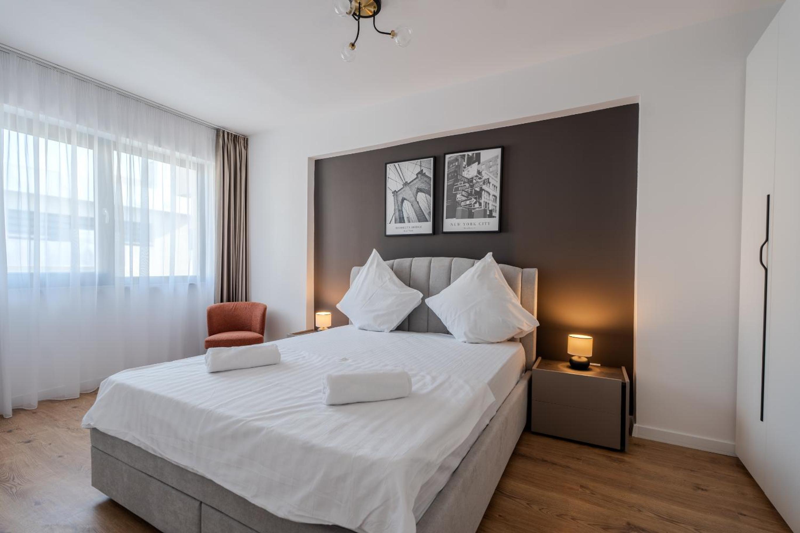 The Minimalist Retreat by Blvd 44B8 - Contemporary, Comfortable Stay