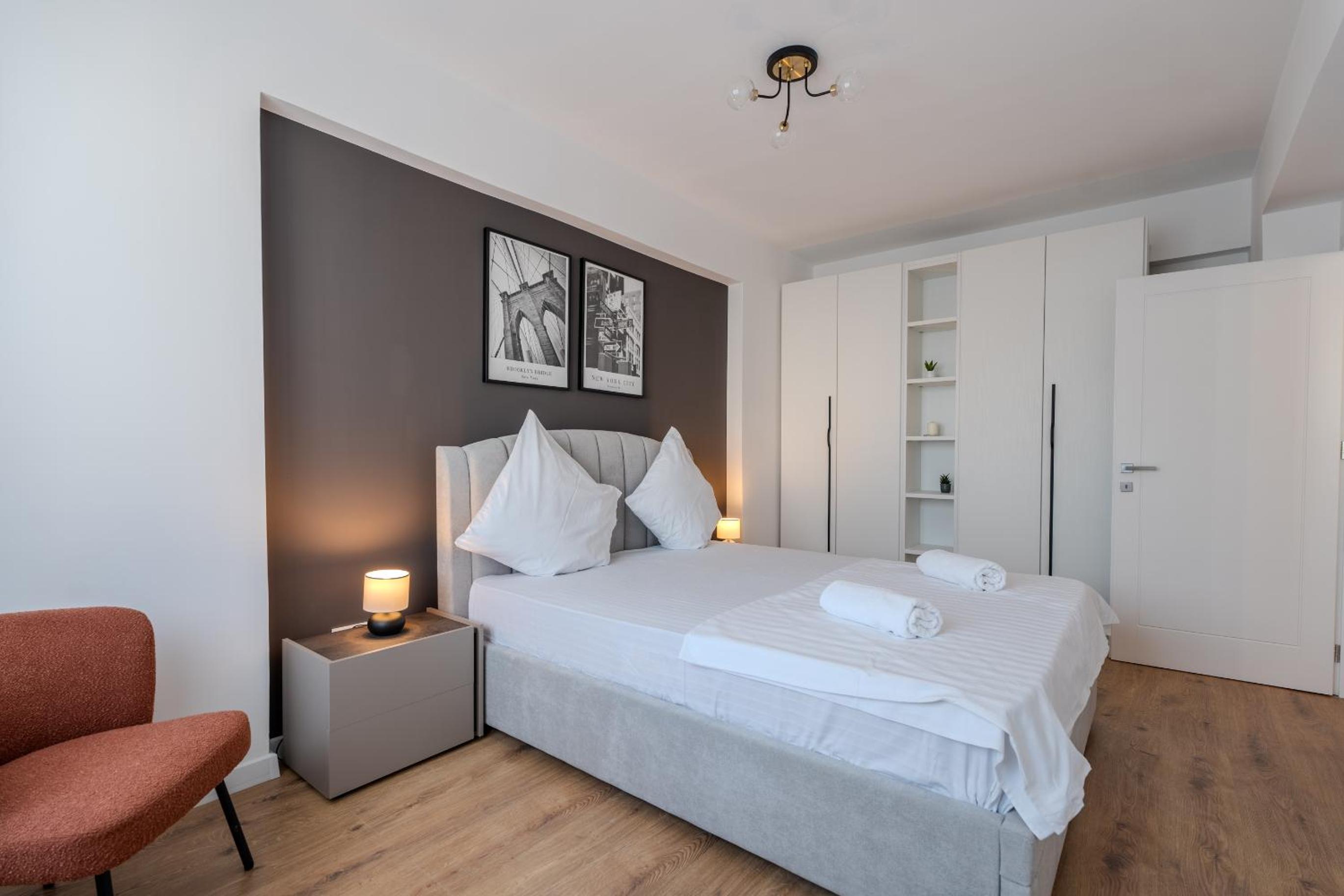 The Minimalist Retreat by Blvd 44B8 - Contemporary, Comfortable Stay