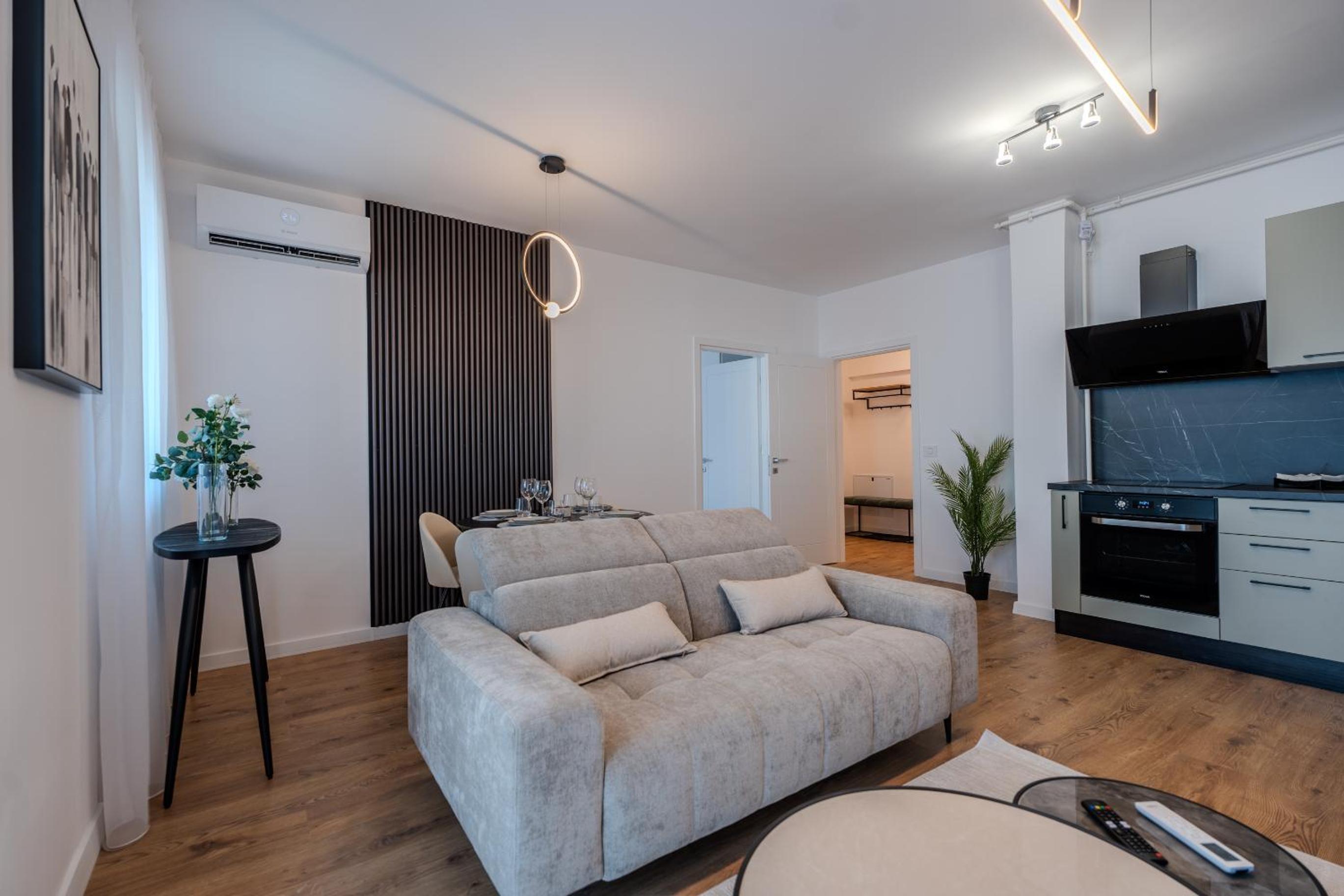 The Minimalist Retreat by Blvd 44B8 - Contemporary, Comfortable Stay