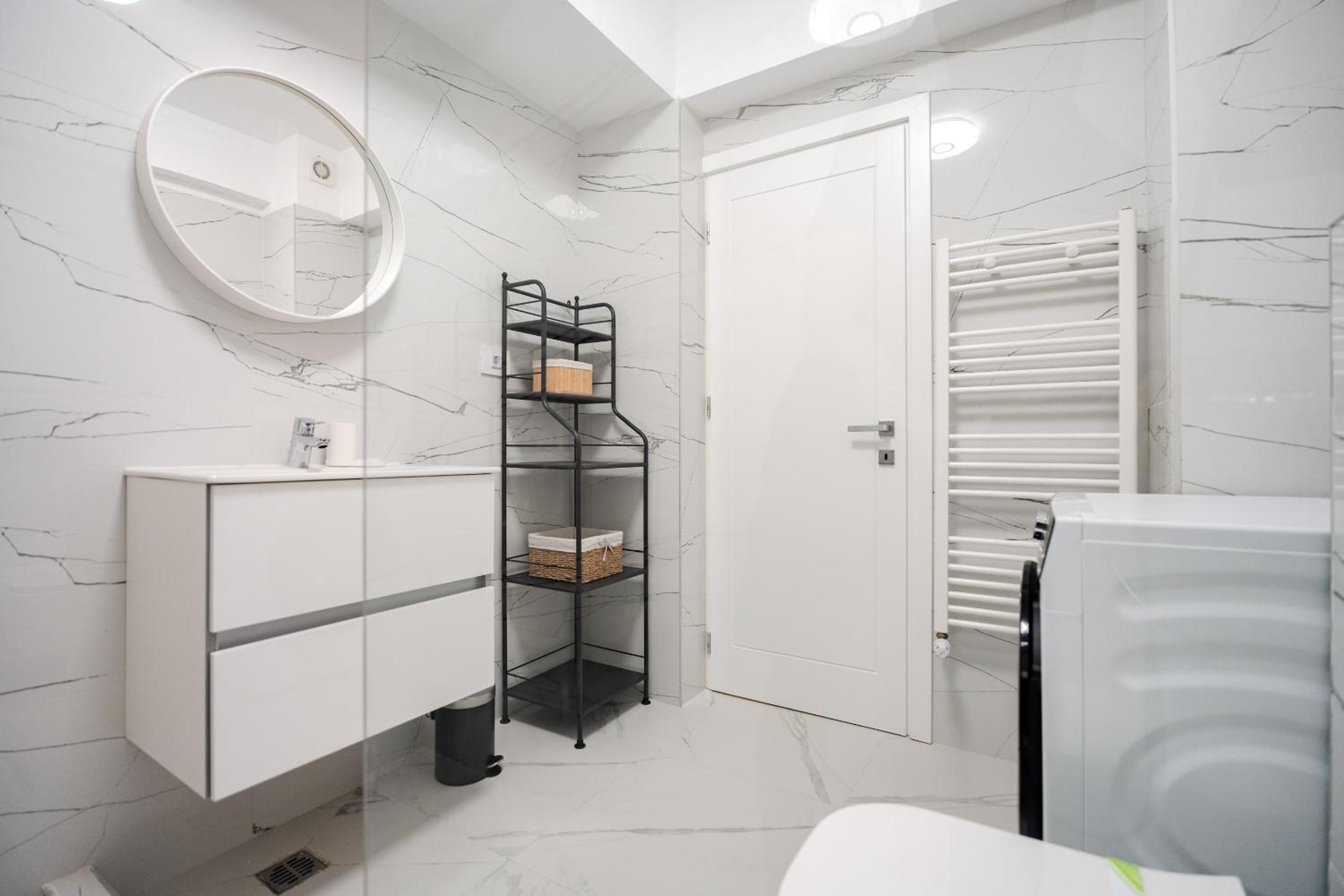 The Minimalist Retreat by Blvd 44B8 - Contemporary, Comfortable Stay