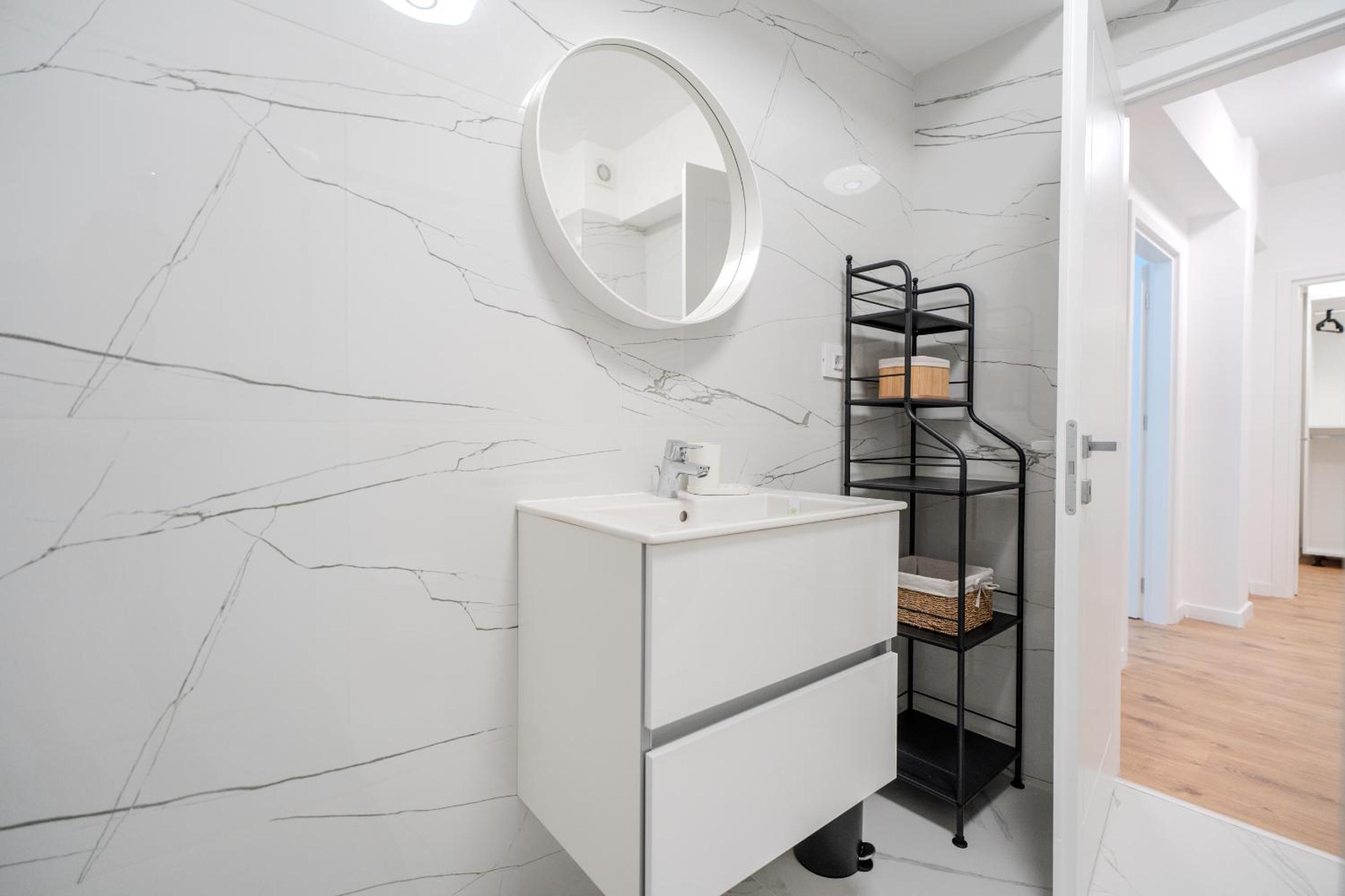 The Minimalist Retreat by Blvd 44B8 - Contemporary, Comfortable Stay