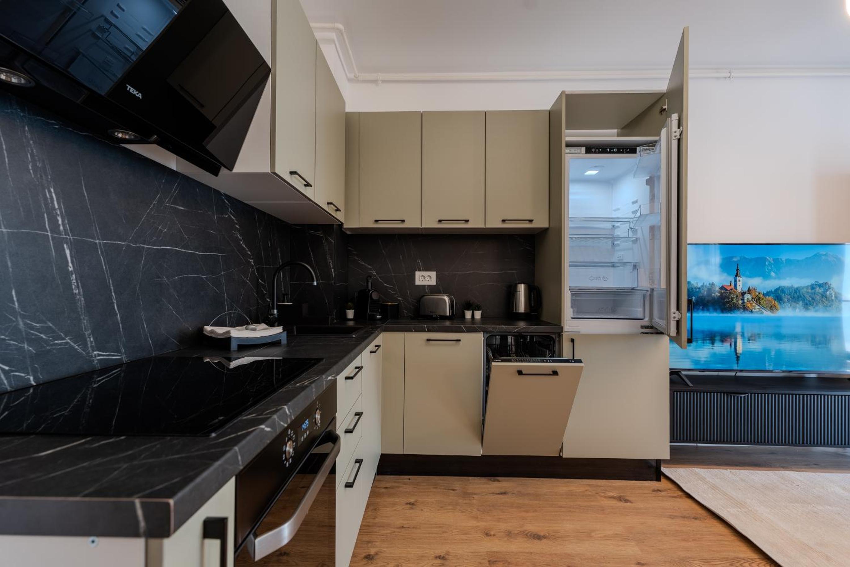 The Minimalist Retreat by Blvd 44B8 - Contemporary, Comfortable Stay