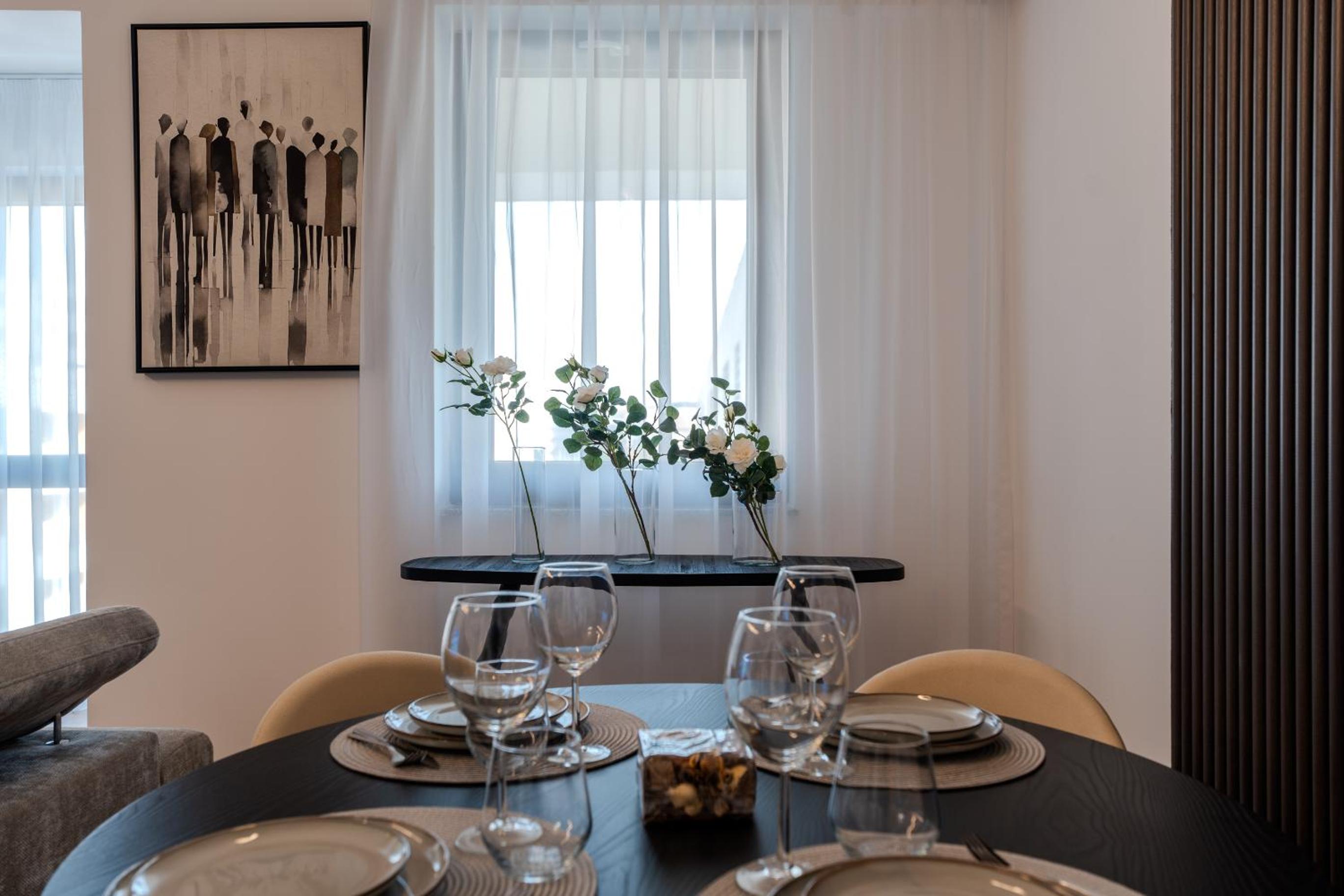 The Minimalist Retreat by Blvd 44B8 - Contemporary, Comfortable Stay