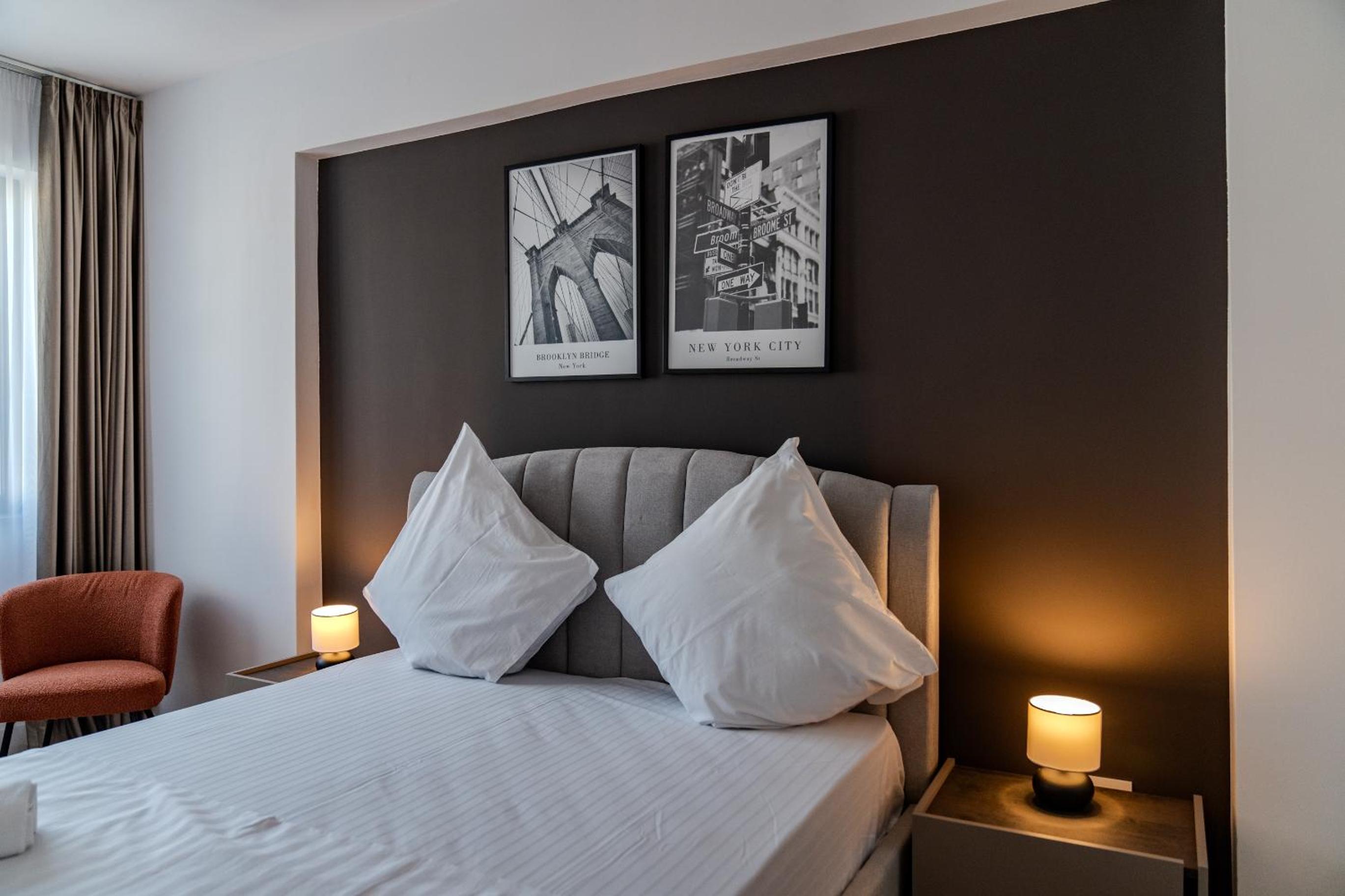 The Minimalist Retreat by Blvd 44B8 - Contemporary, Comfortable Stay