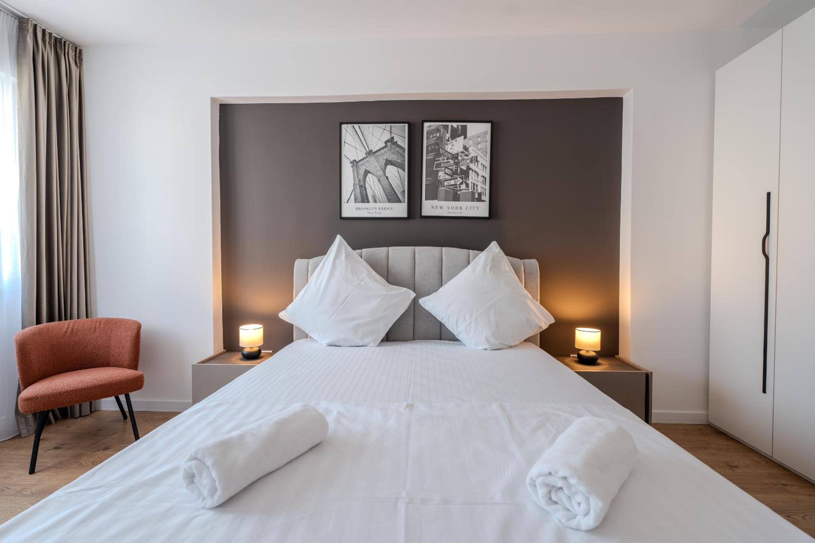 The Minimalist Retreat by Blvd 44B8 - Contemporary, Comfortable Stay