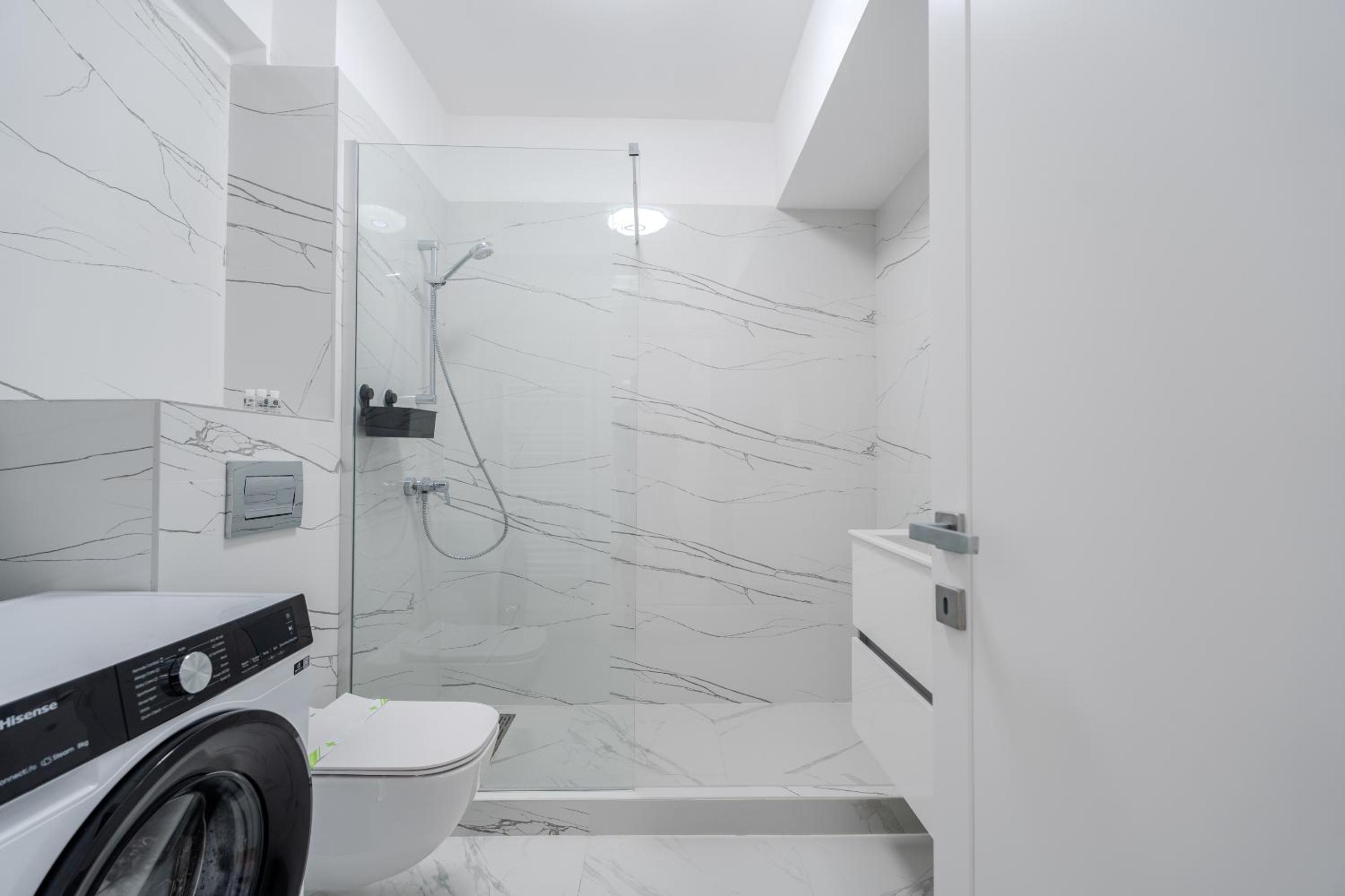 The Minimalist Retreat by Blvd 44B8 - Contemporary, Comfortable Stay