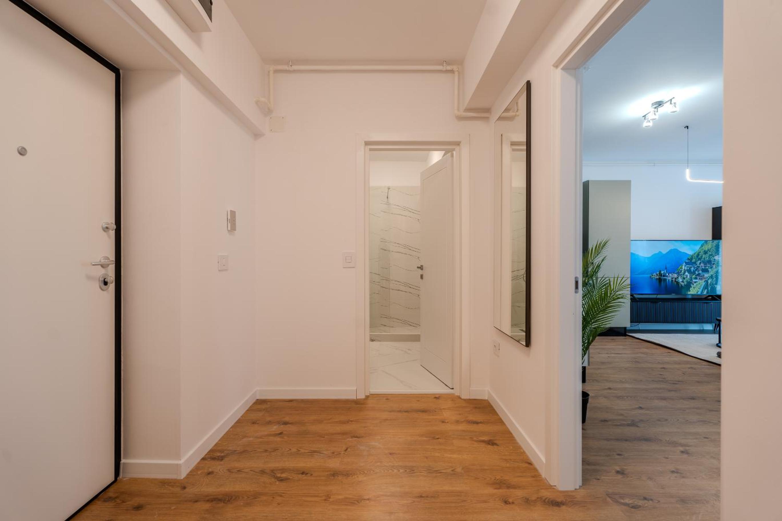 The Minimalist Retreat by Blvd 44B8 - Contemporary, Comfortable Stay