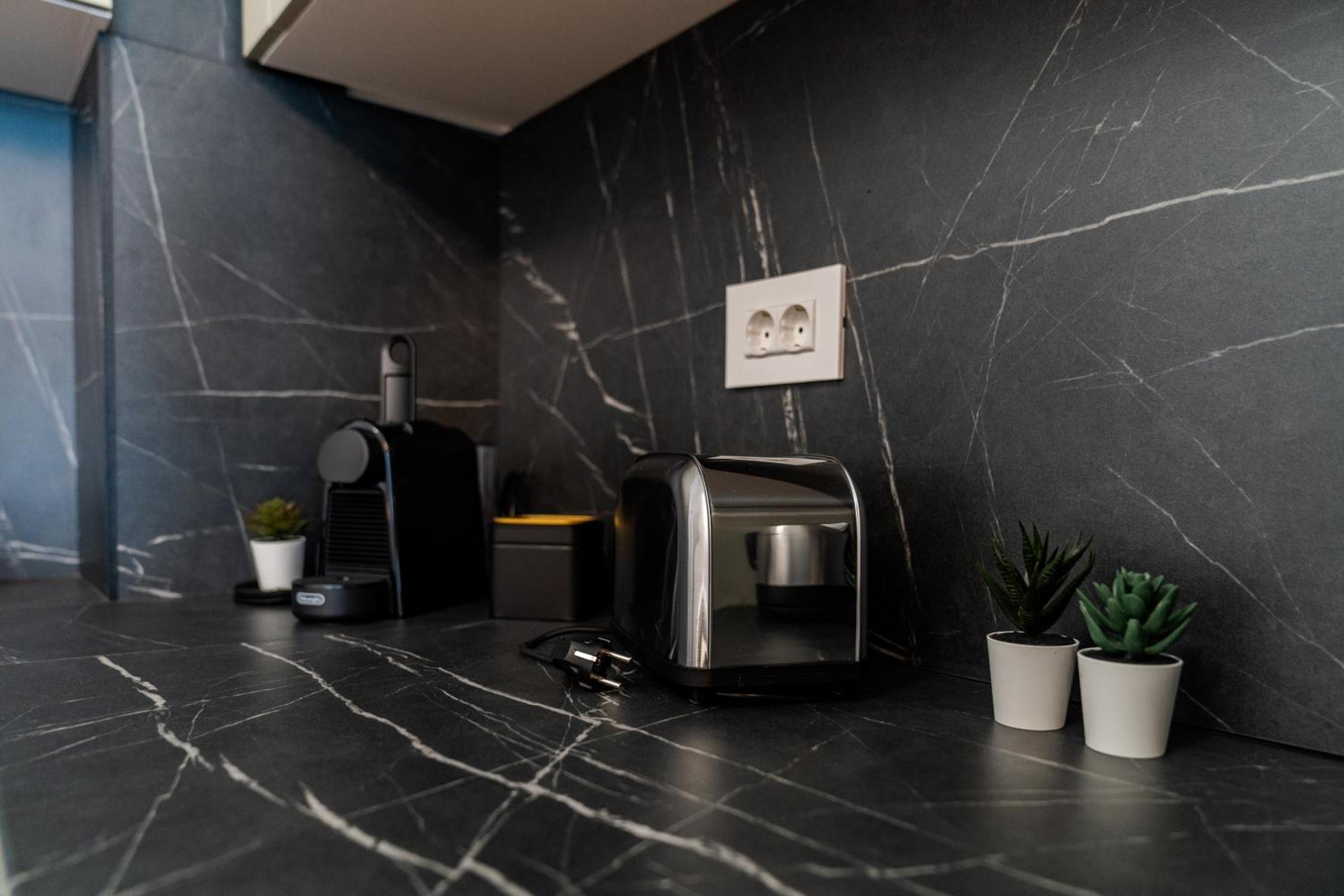 The Minimalist Retreat by Blvd 44B8 - Contemporary, Comfortable Stay