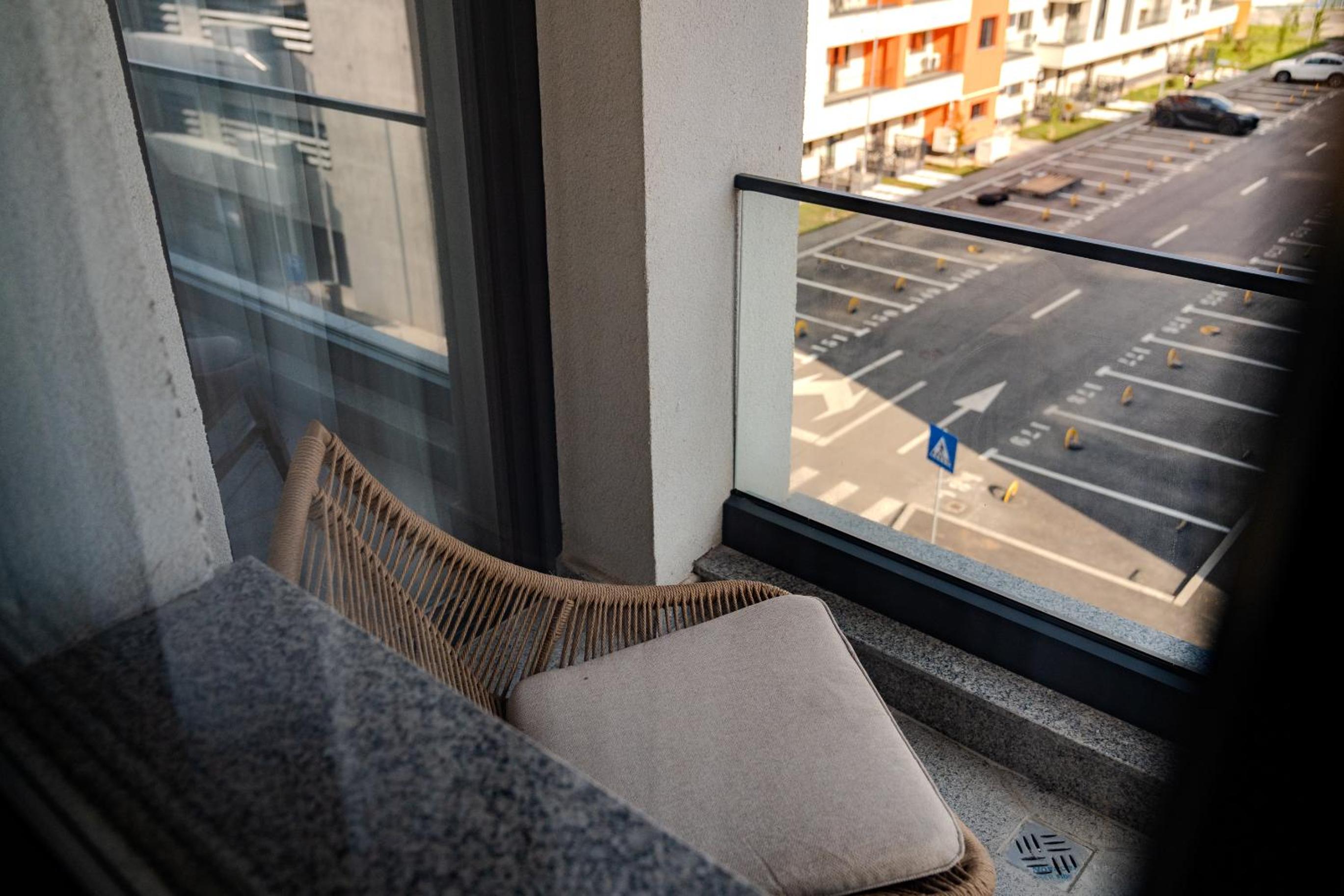 The Minimalist Retreat by Blvd 44B8 - Contemporary, Comfortable Stay