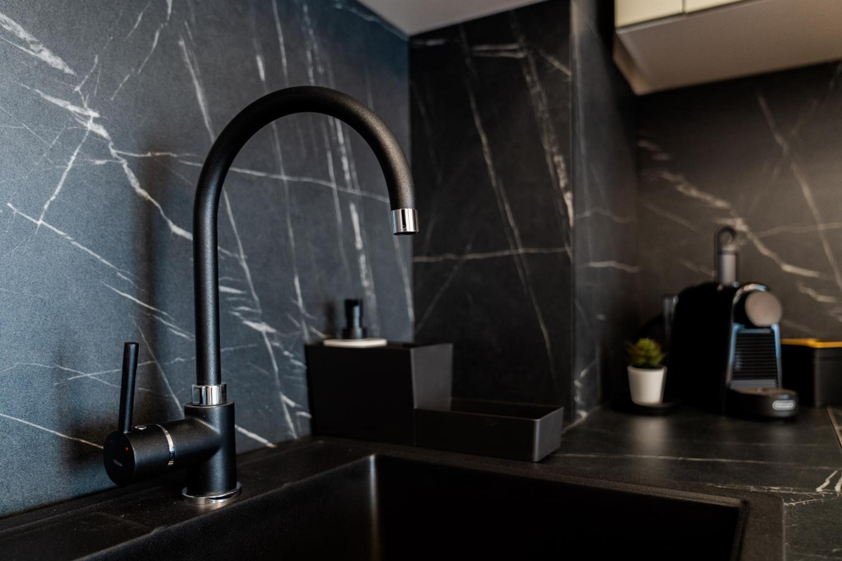 The Minimalist Retreat by Blvd 44B8 - Contemporary, Comfortable Stay