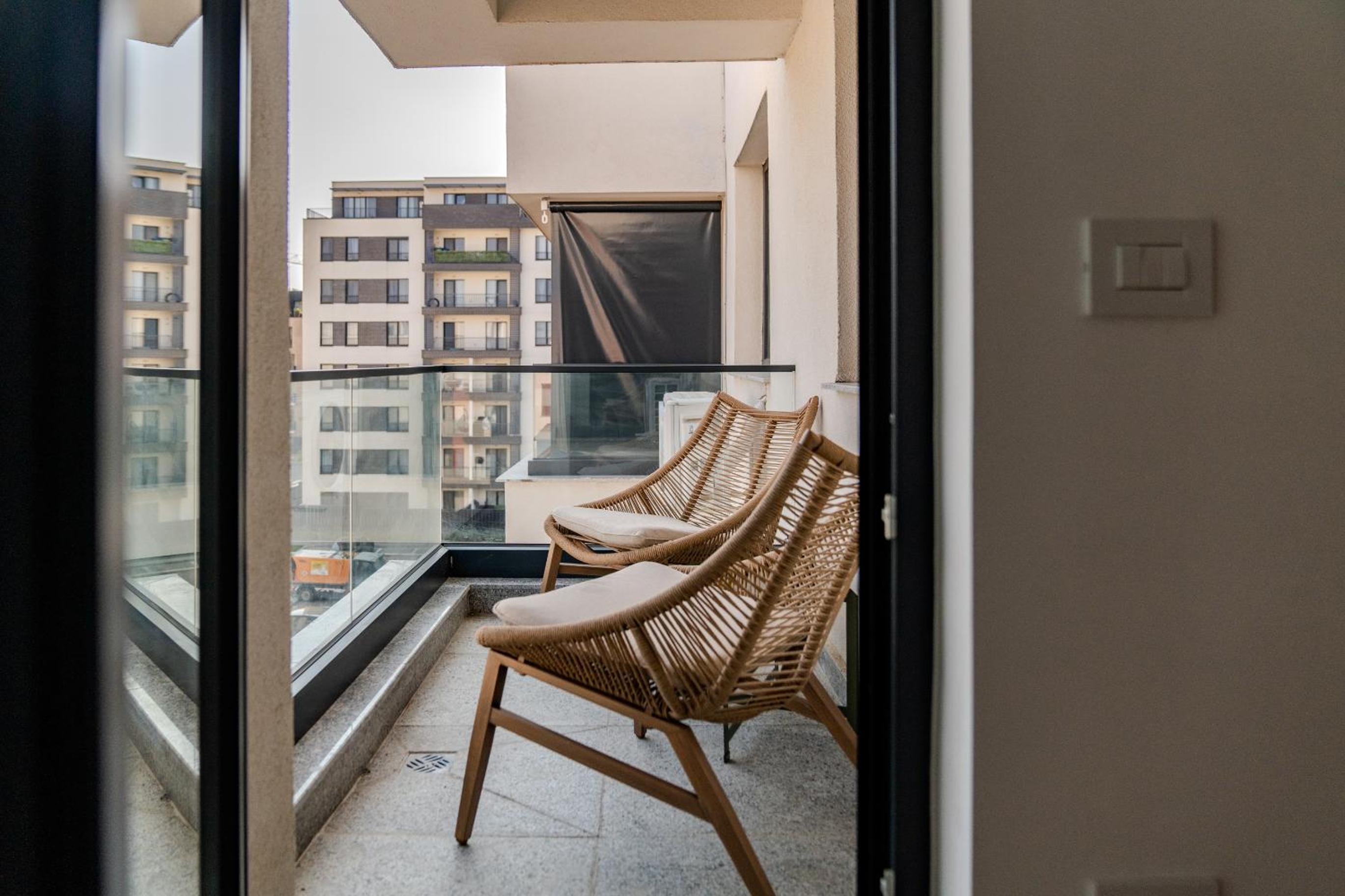 The Minimalist Retreat by Blvd 44B8 - Contemporary, Comfortable Stay