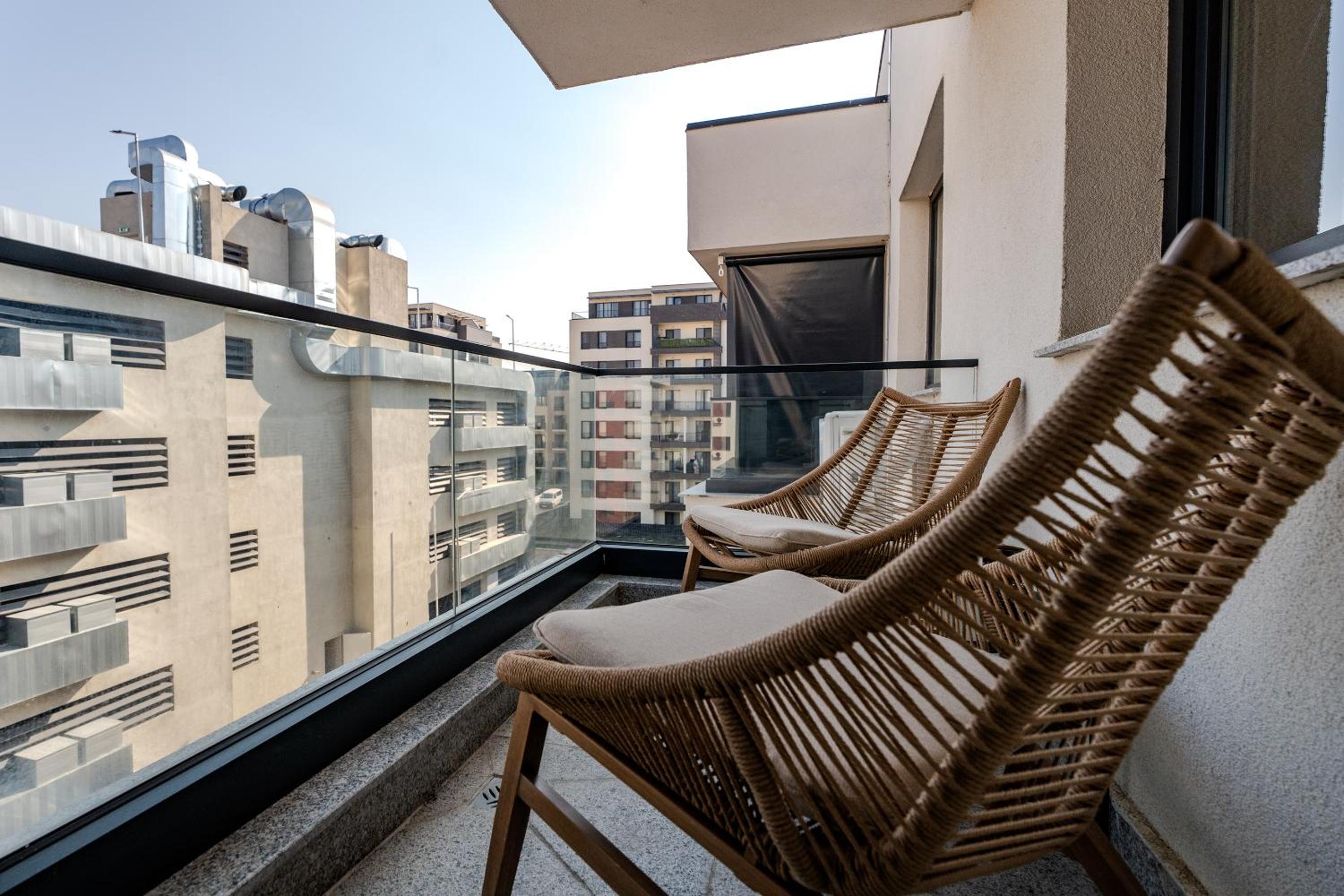 The Minimalist Retreat by Blvd 44B8 - Contemporary, Comfortable Stay