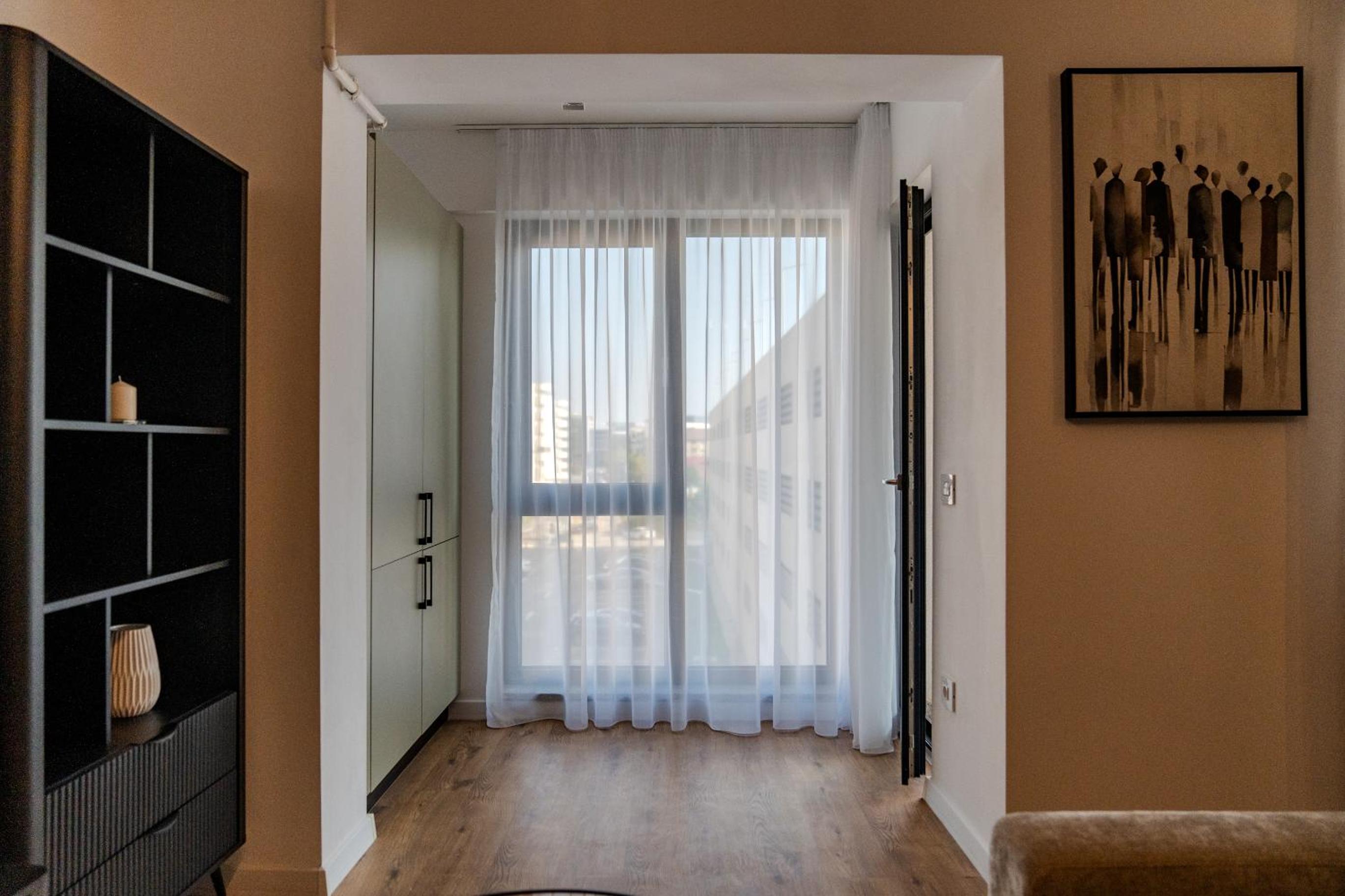 The Minimalist Retreat by Blvd 44B8 - Contemporary, Comfortable Stay