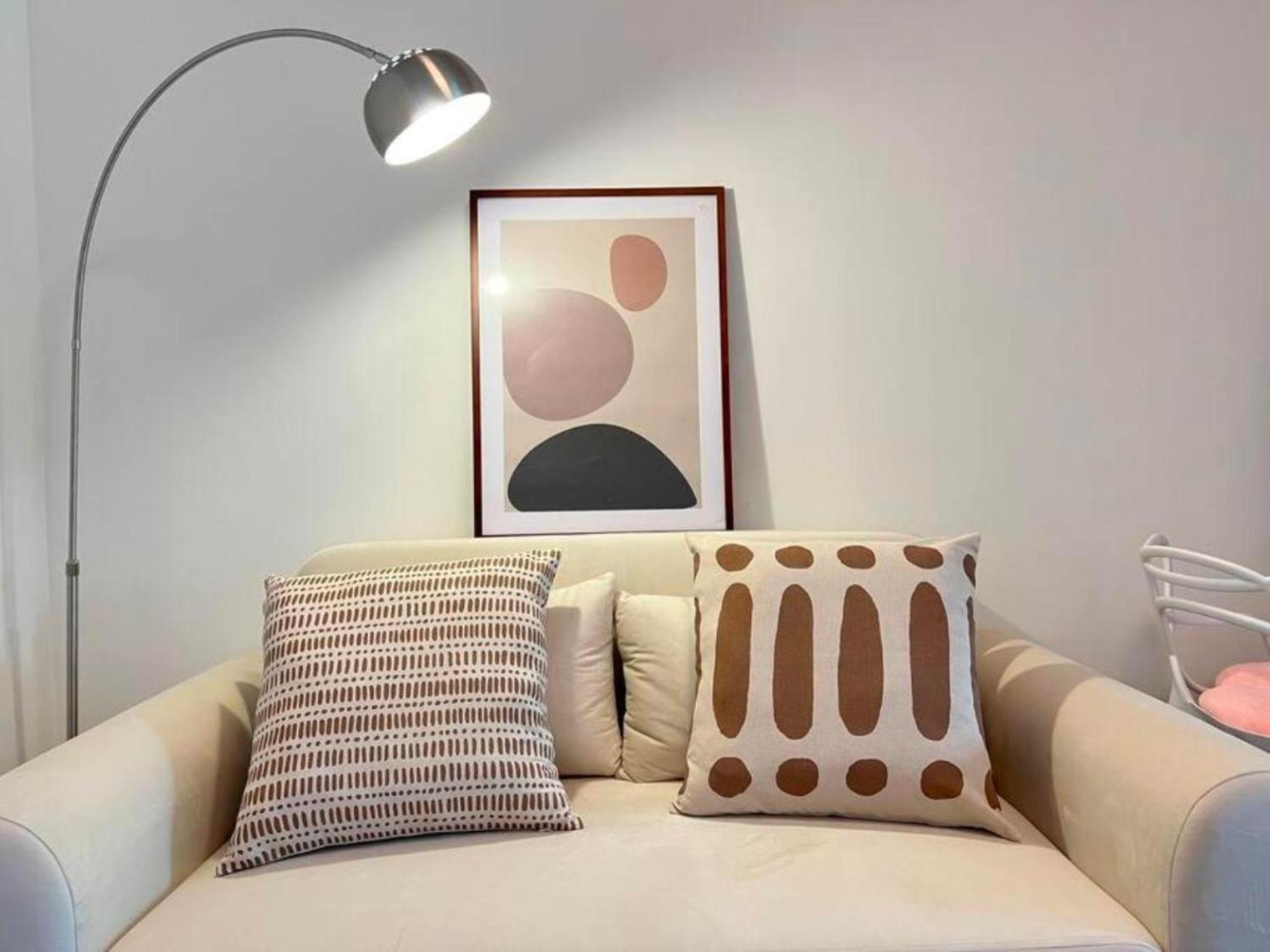 Minimalist Oasis - Monthly Stay Near Airport, Local Gems & Mall - Minimum Stay 28 Days