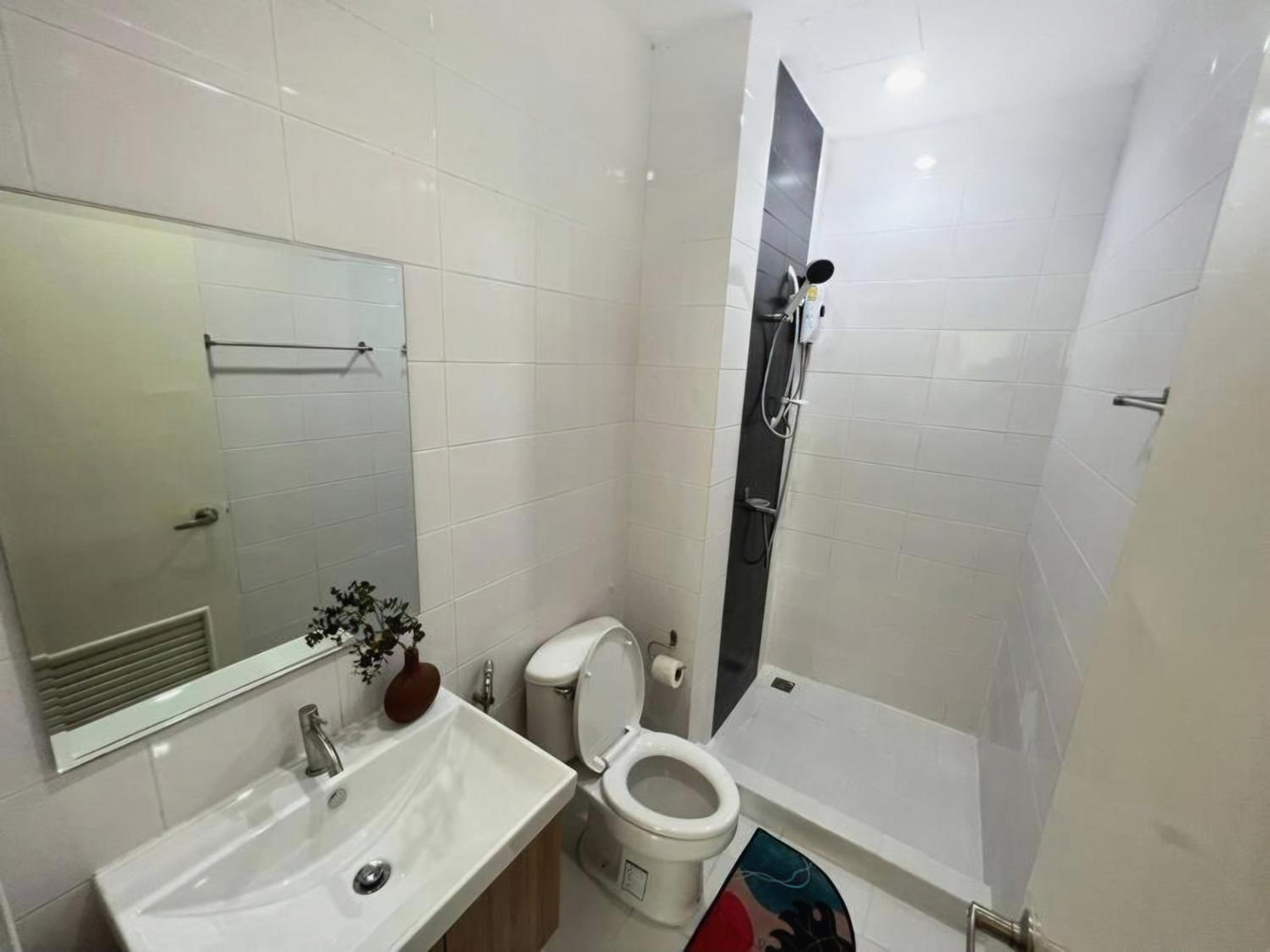 Minimalist Oasis - Monthly Stay Near Airport, Local Gems & Mall - Minimum Stay 28 Days