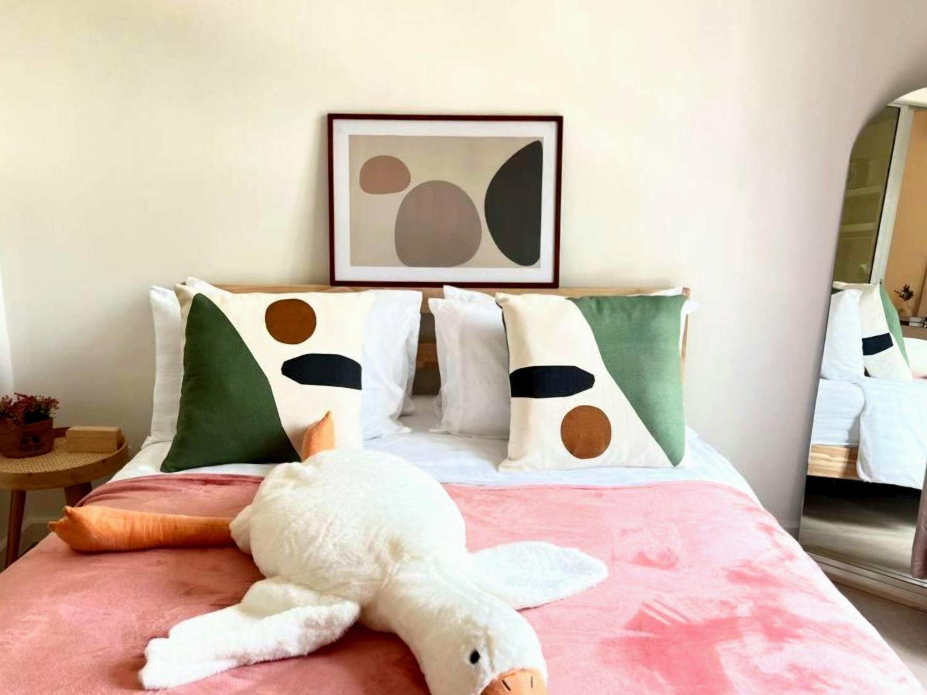 Minimalist Oasis - Monthly Stay Near Airport, Local Gems & Mall - Minimum Stay 28 Days