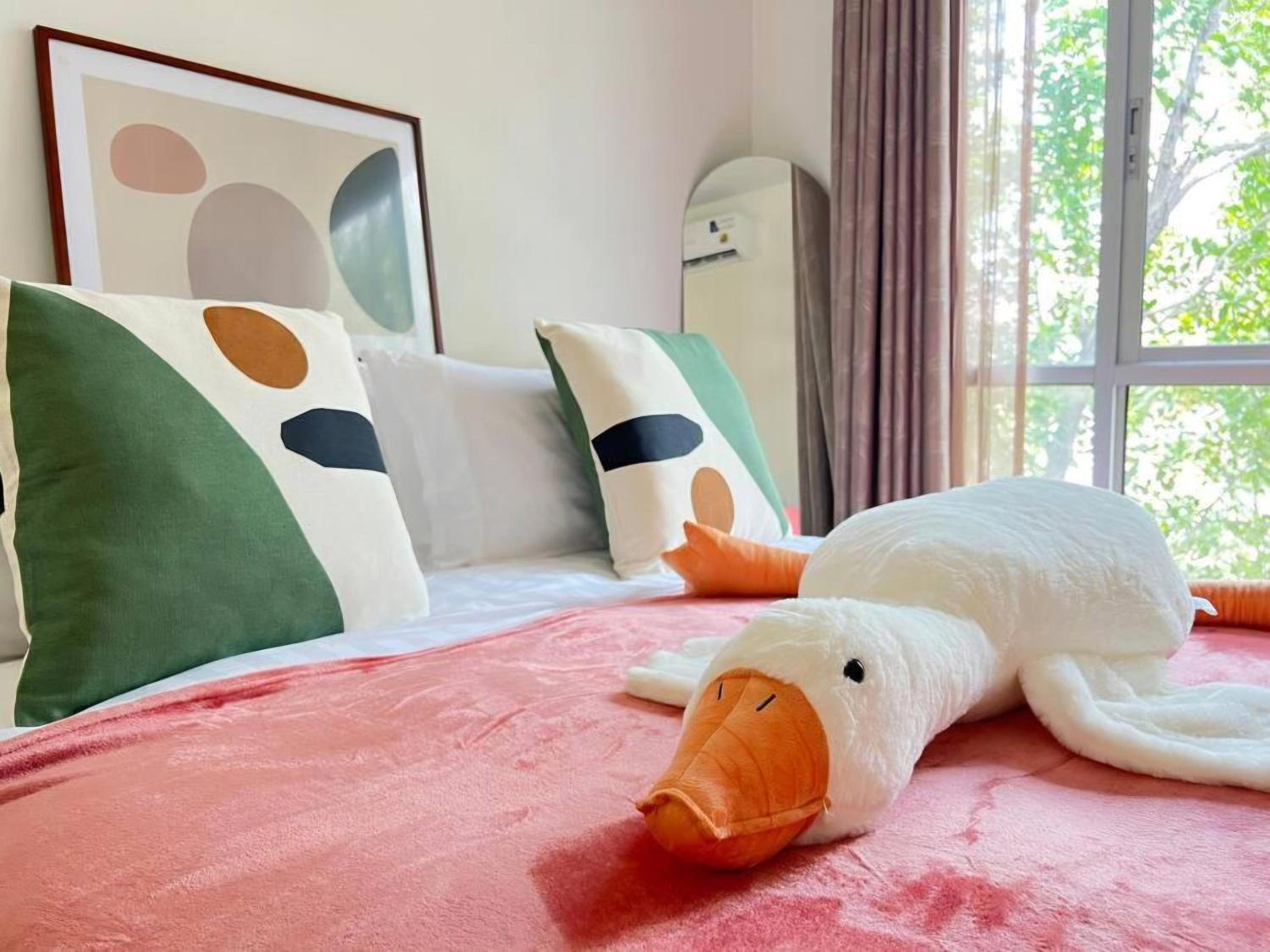 Minimalist Oasis - Monthly Stay Near Airport, Local Gems & Mall - Minimum Stay 28 Days
