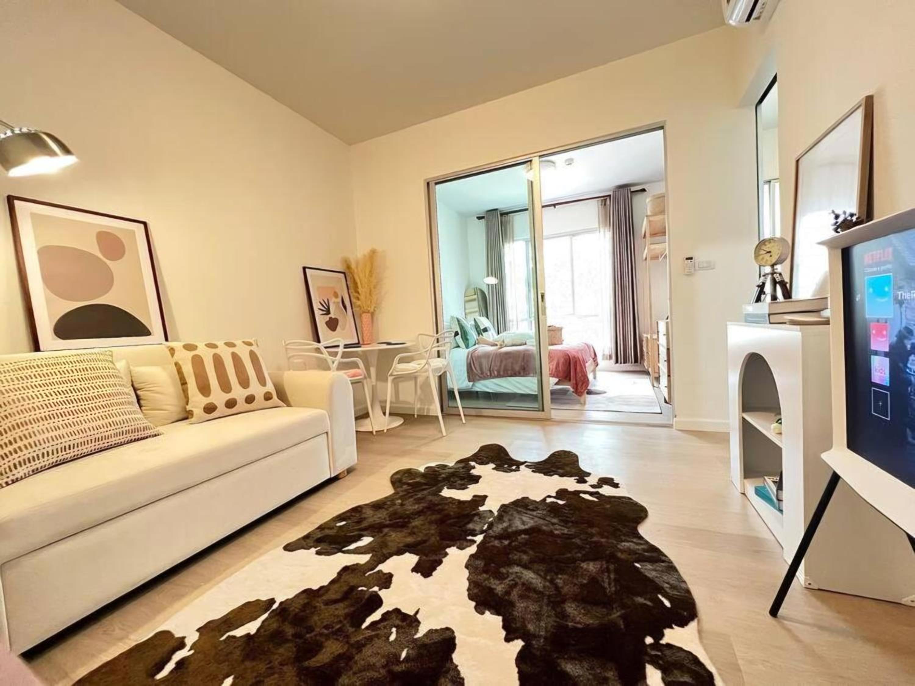 Minimalist Oasis - Monthly Stay Near Airport, Local Gems & Mall - Minimum Stay 28 Days