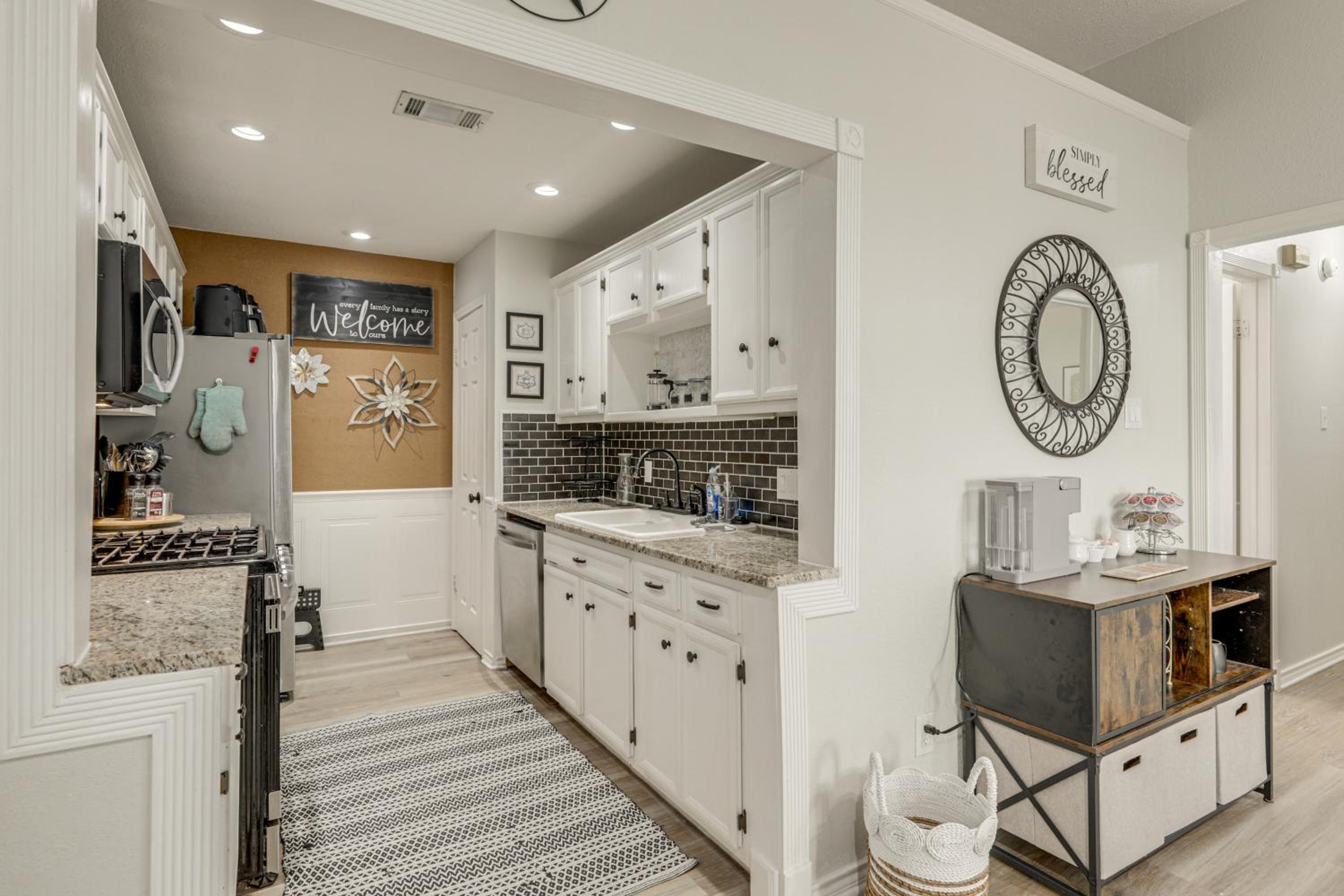 2 Mi to Dtwn! Modern Round Rock Oasis with Patio