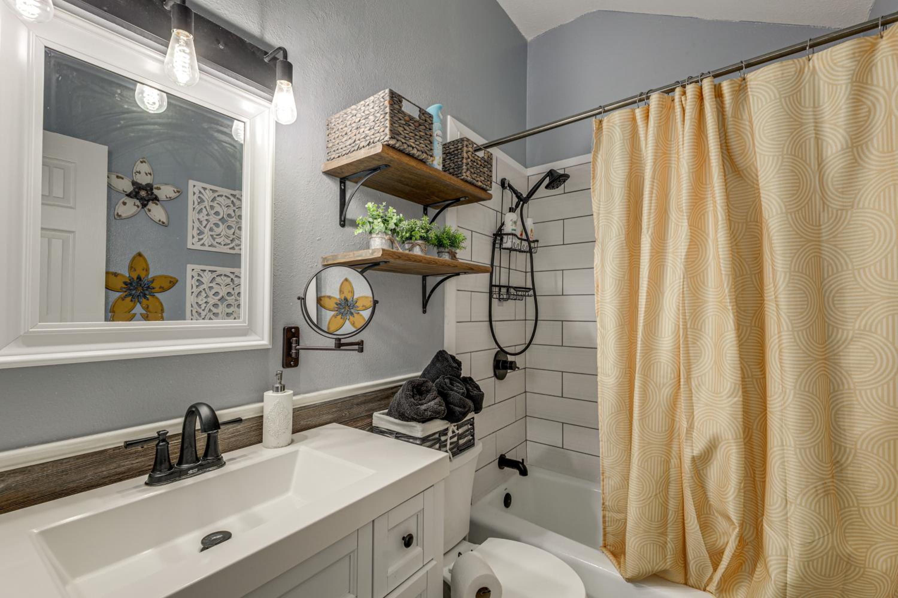 2 Mi to Dtwn! Modern Round Rock Oasis with Patio