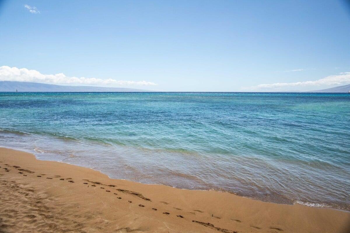 Hoyochi Nikko 105 · HN 105 OceanFront 1BD w Lanai AC Steps from