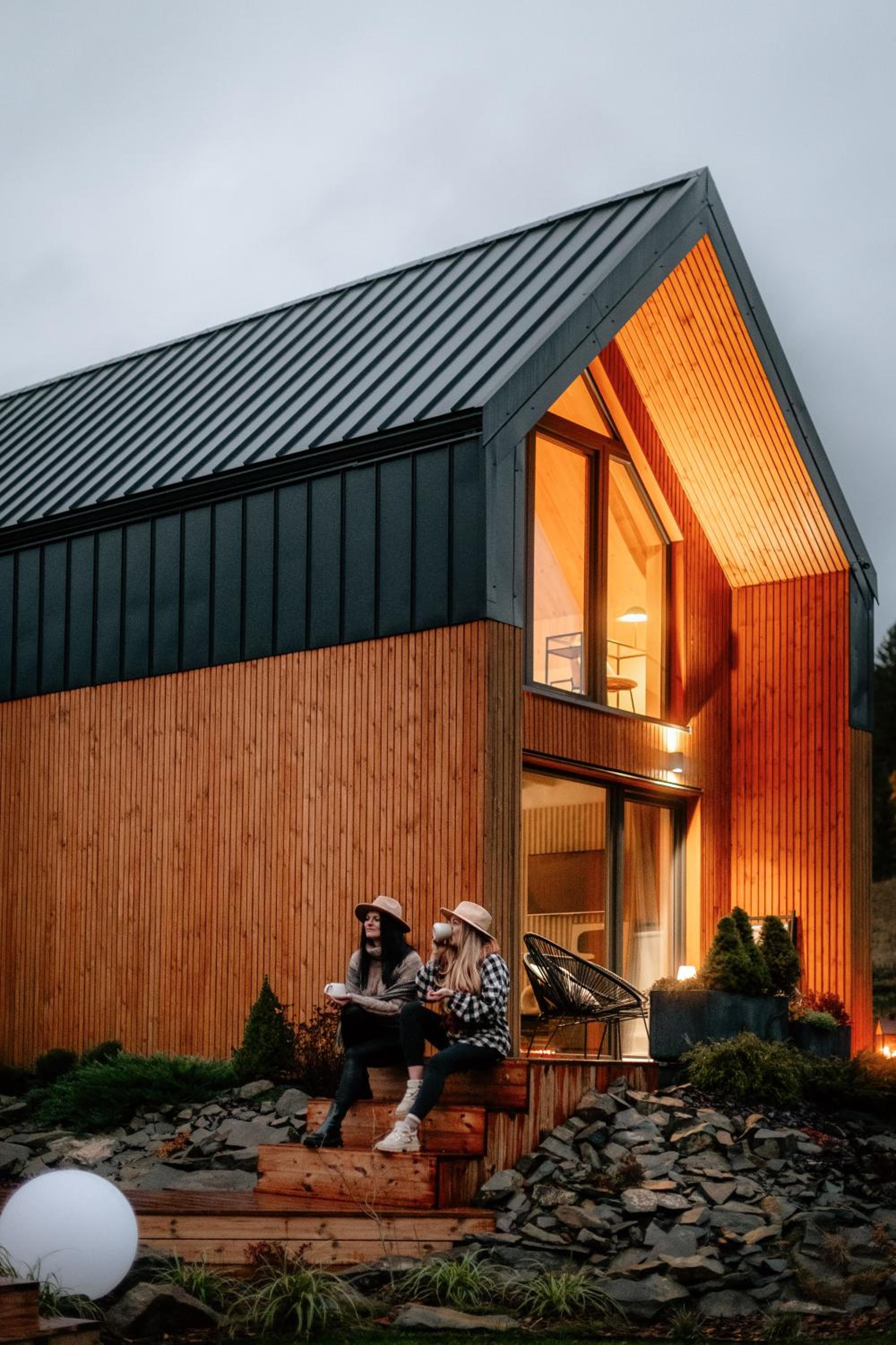 Hill & Chill Kudowa Zdrój - nowoczesne stodoły ze strefą SPA, balia, sauna