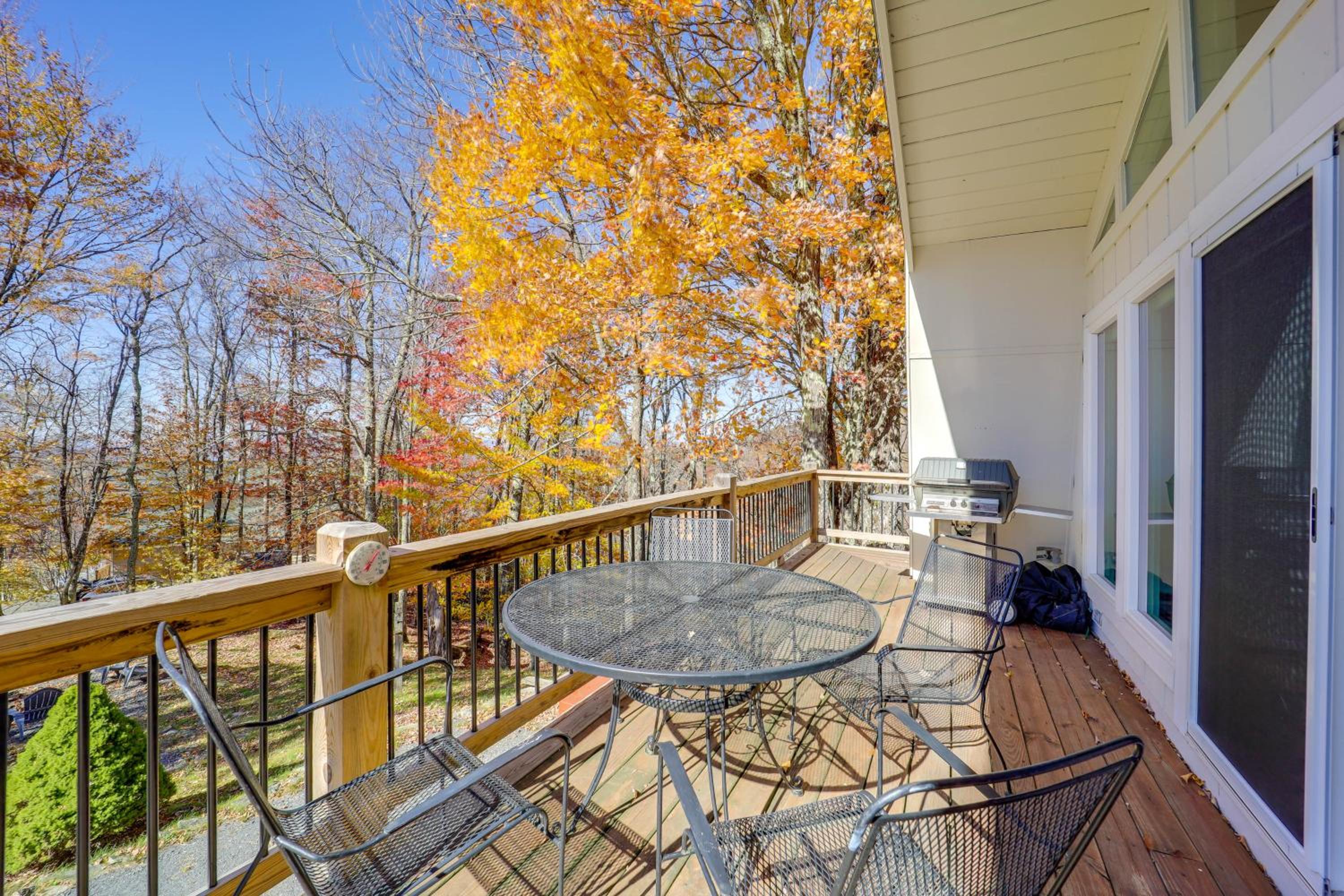 2 Mi to Beech Mtn Resort Family Home with Hot Tub!
