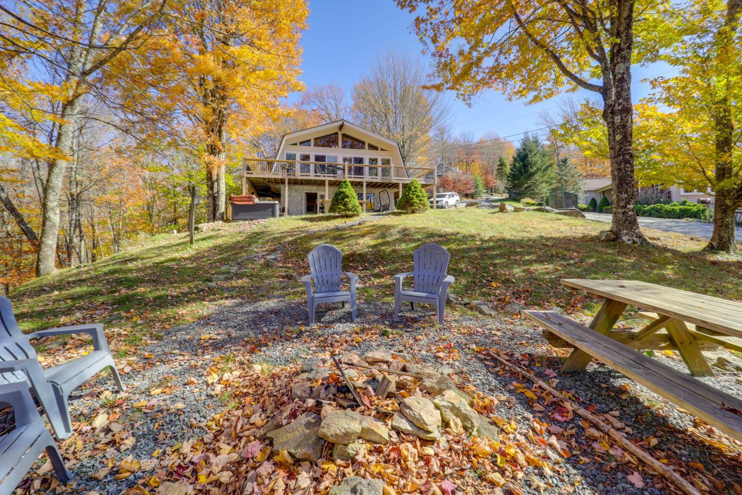 2 Mi to Beech Mtn Resort Family Home with Hot Tub!