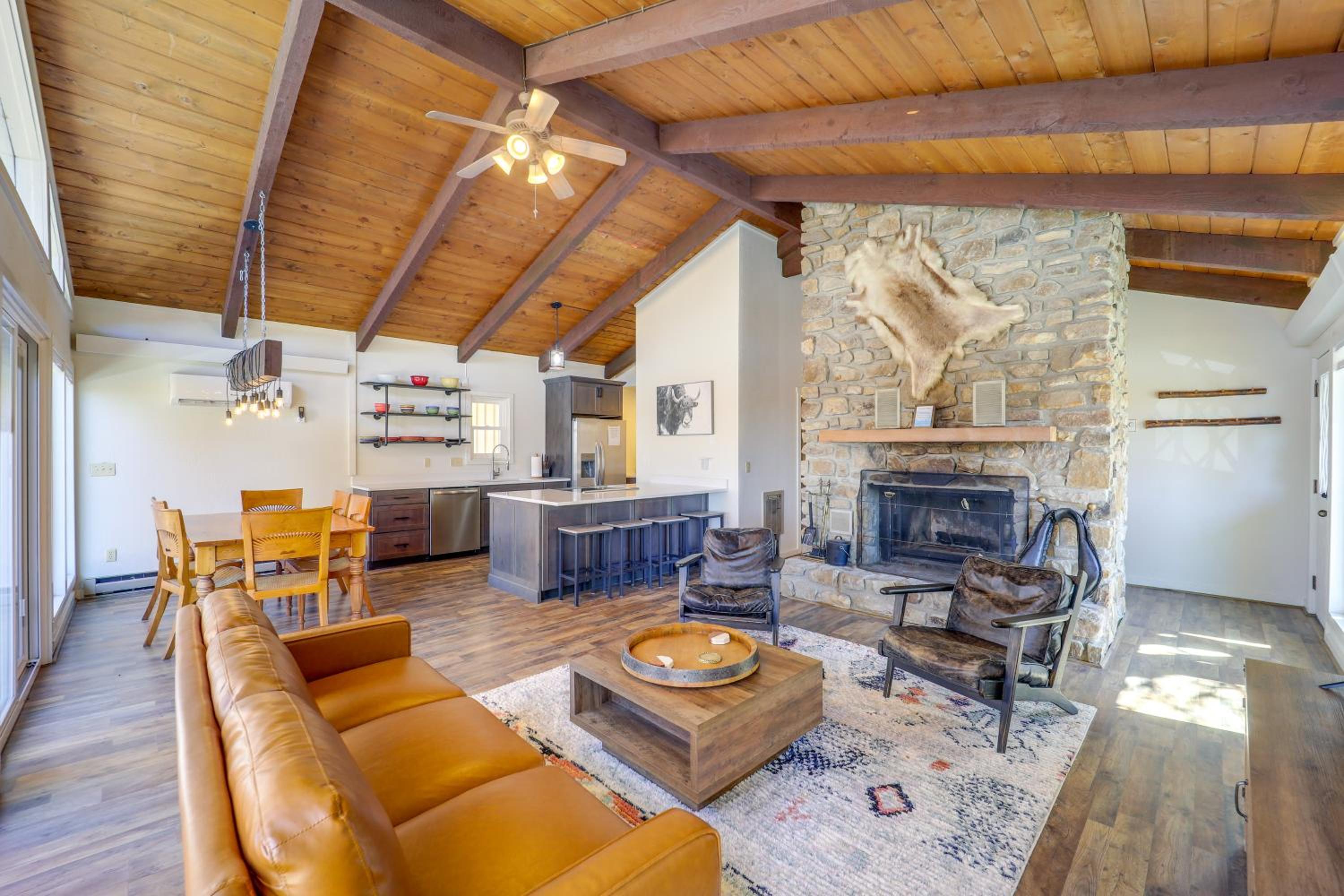 2 Mi to Beech Mtn Resort Family Home with Hot Tub!