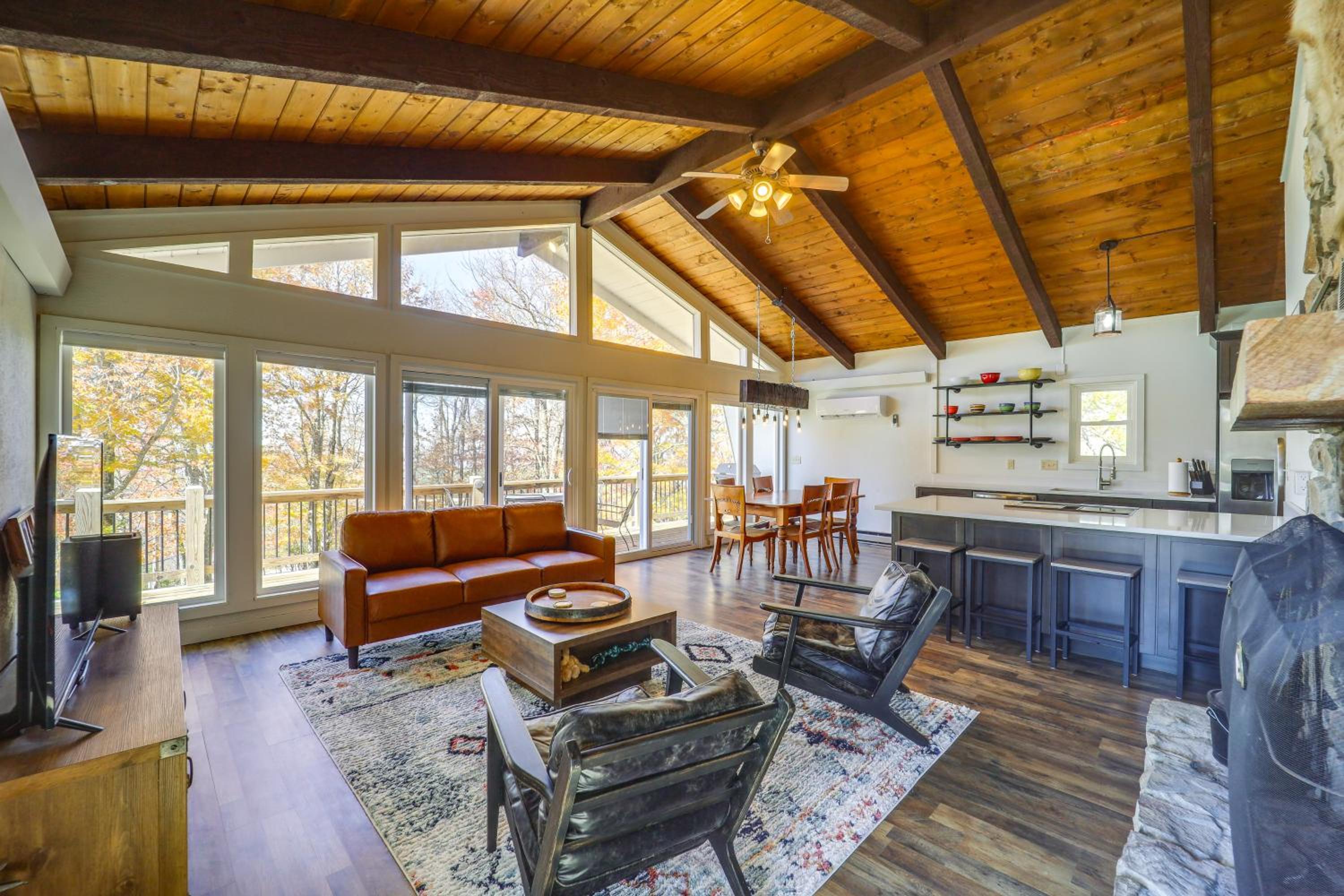 2 Mi to Beech Mtn Resort Family Home with Hot Tub!