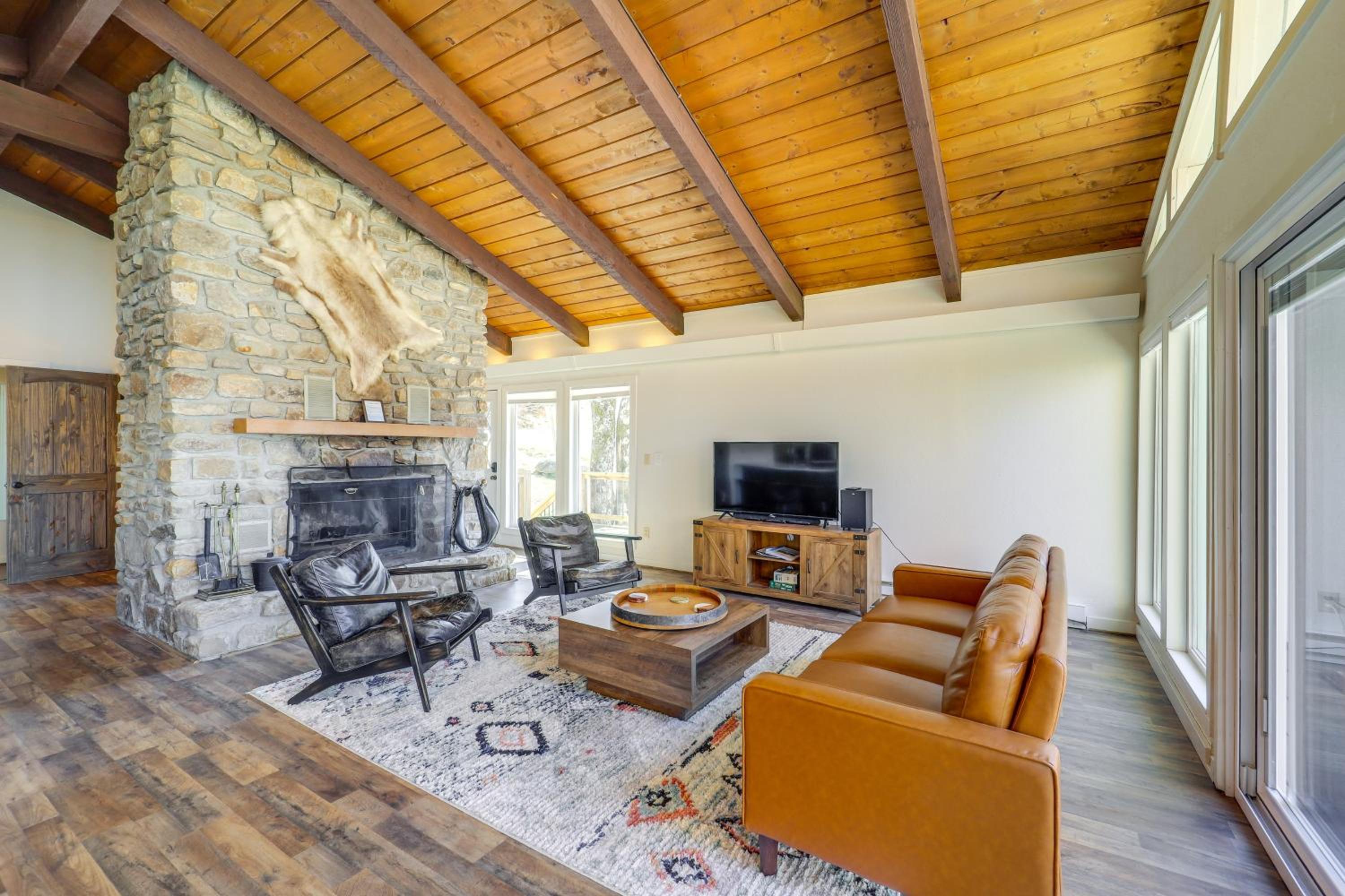 2 Mi to Beech Mtn Resort Family Home with Hot Tub!