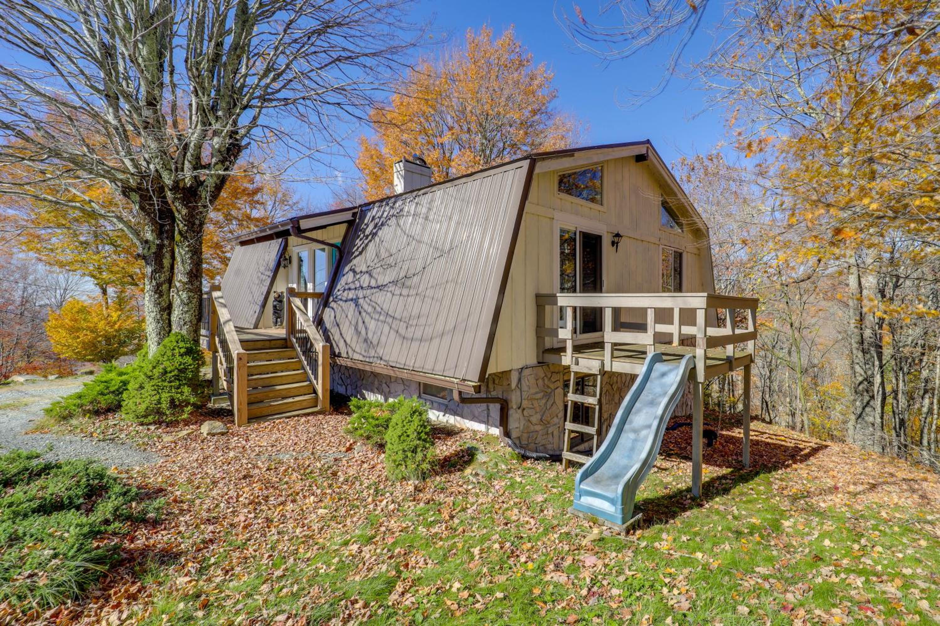 2 Mi to Beech Mtn Resort Family Home with Hot Tub!