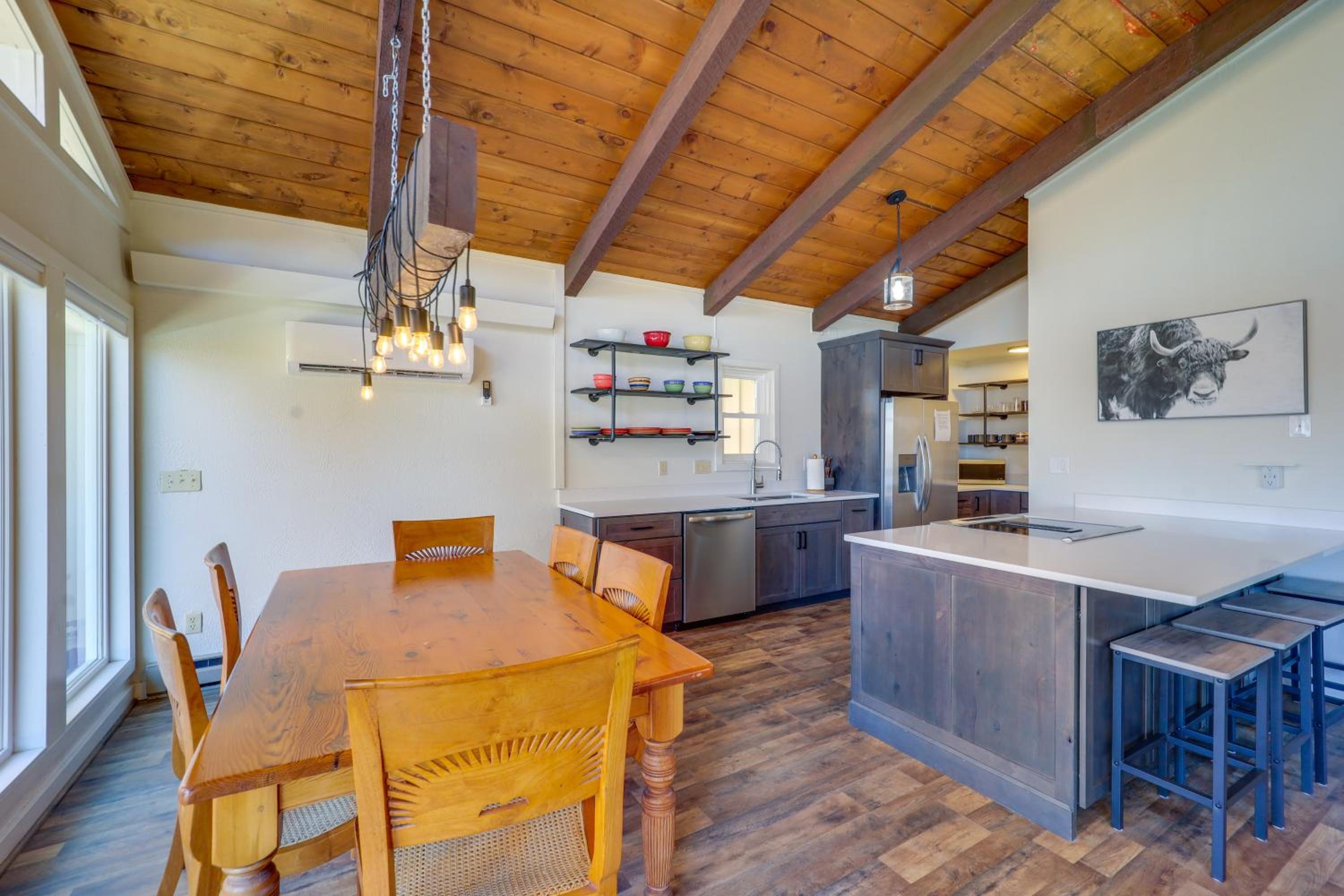 2 Mi to Beech Mtn Resort Family Home with Hot Tub!