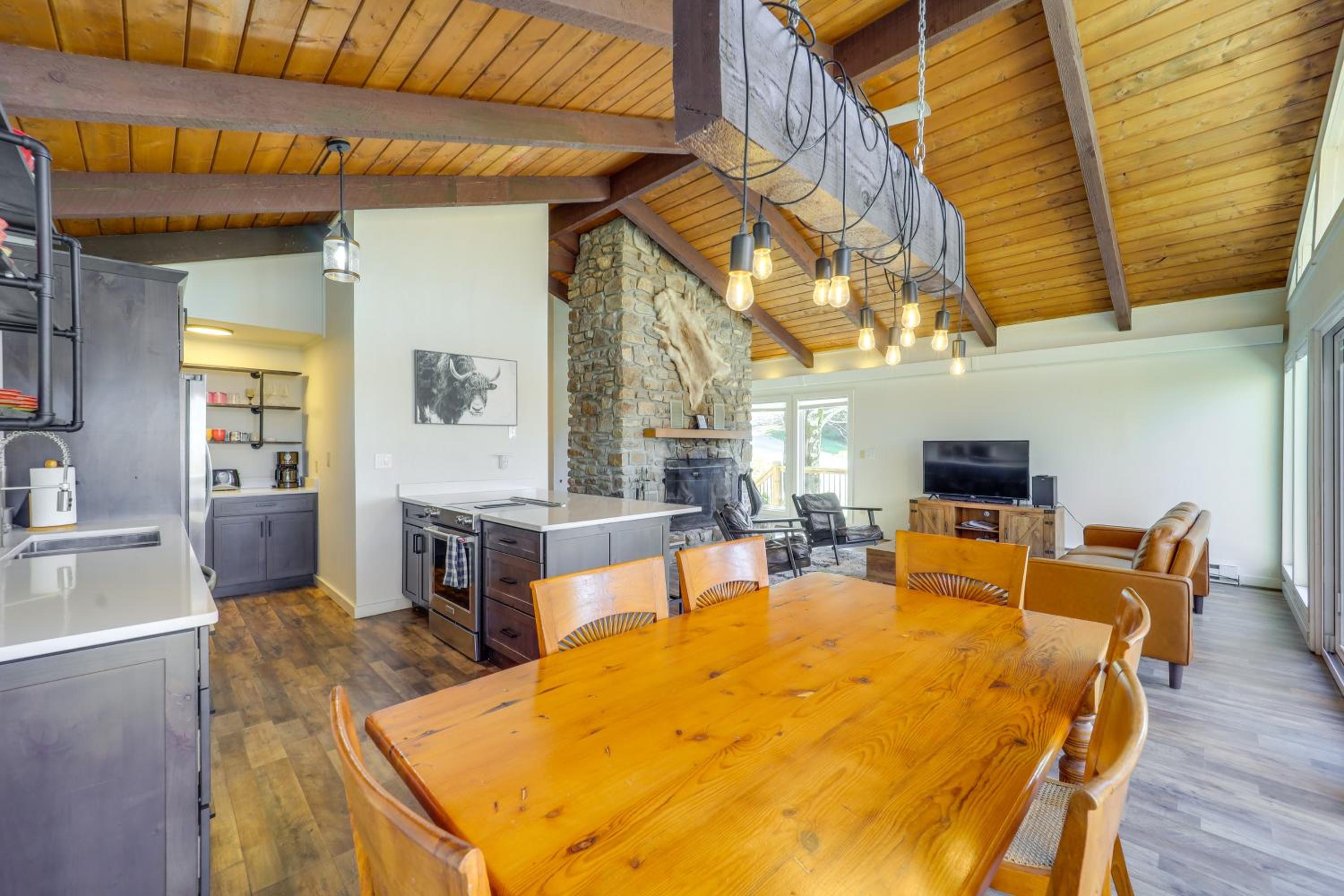 2 Mi to Beech Mtn Resort Family Home with Hot Tub!
