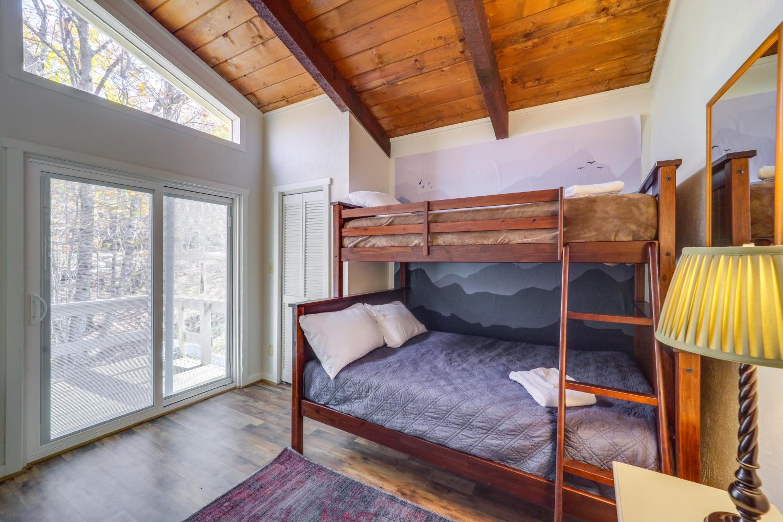 2 Mi to Beech Mtn Resort Family Home with Hot Tub!