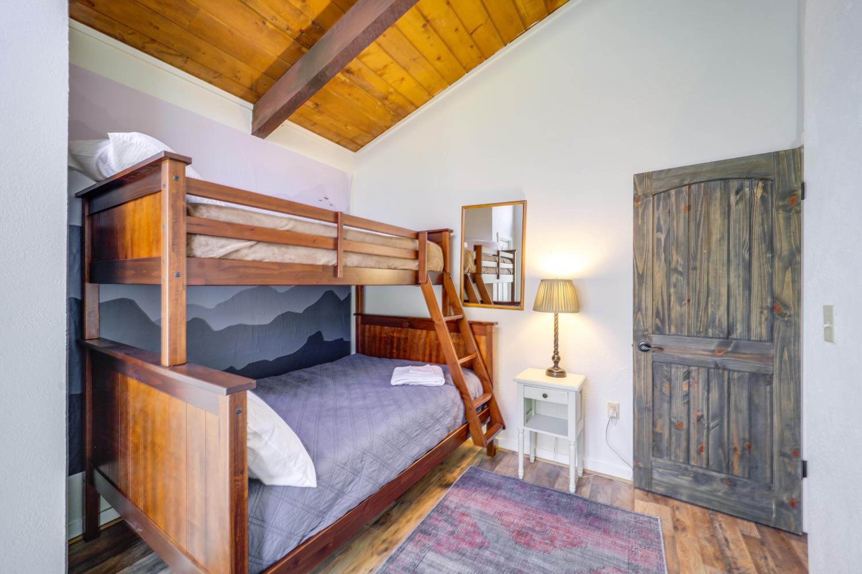 2 Mi to Beech Mtn Resort Family Home with Hot Tub!